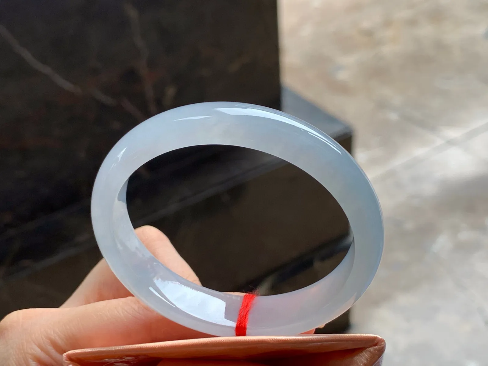 冰种贵妃镯
干净清爽 55/12.5/7mm