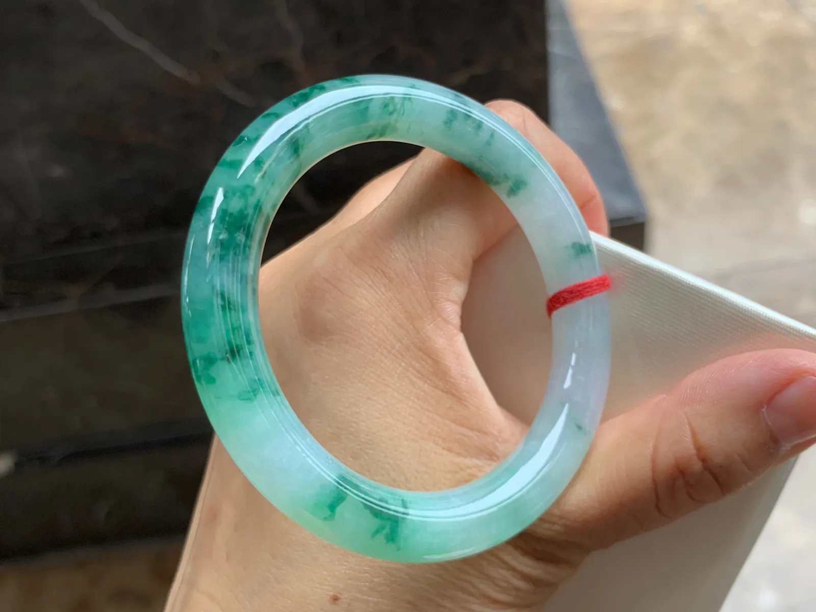 53-9.5mm
飘花圆条手镯 底子细腻 花色漂亮