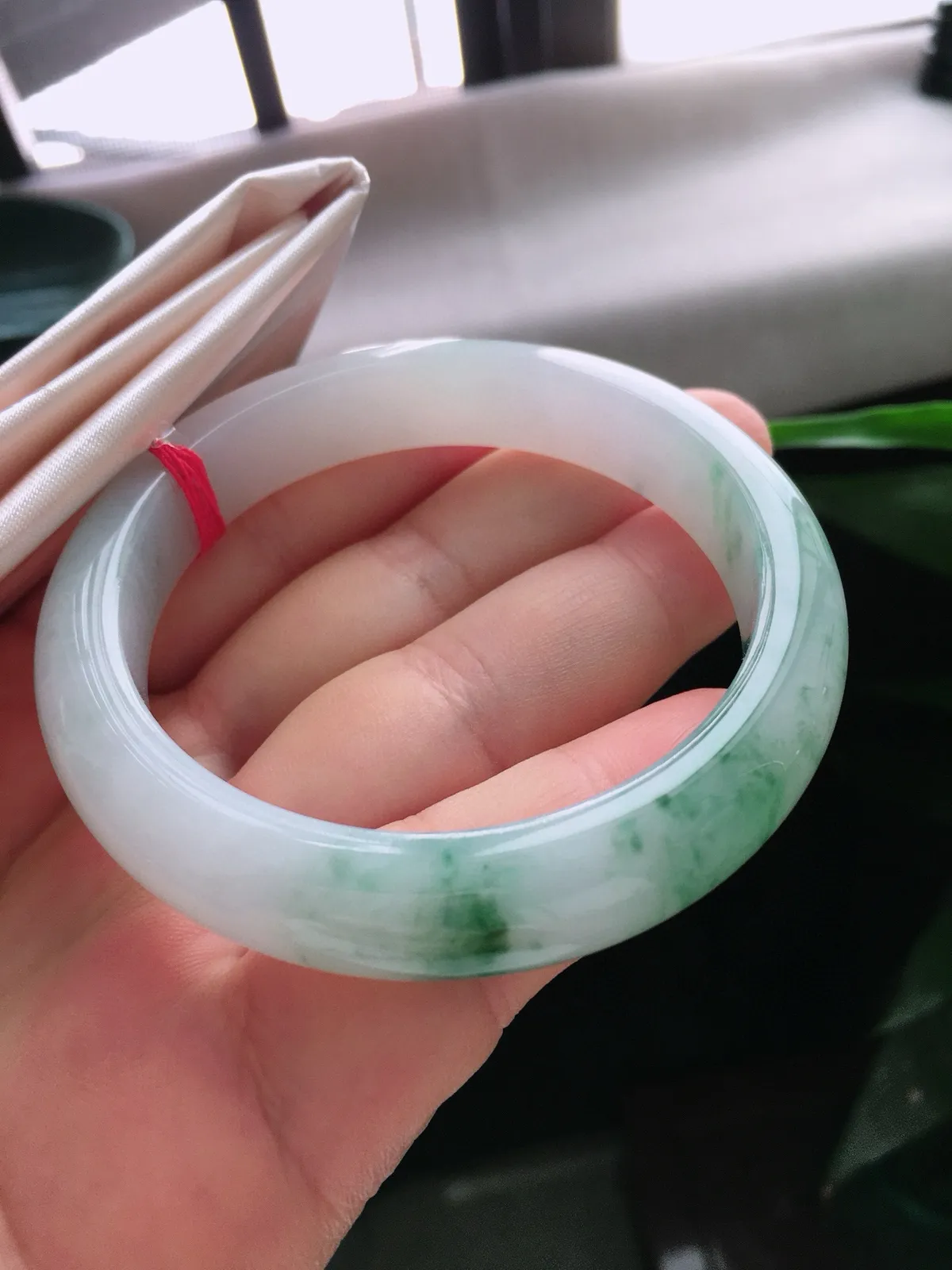 圈口57，正圈手镯，飘花，玉质冰润细腻，尺寸57-12.8-8.5mm