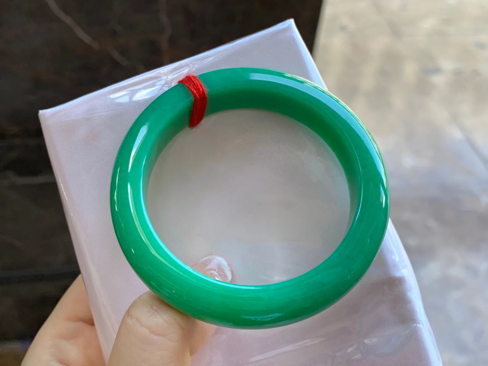 满绿手镯
尺寸：50.6-12-8.5mm
很细腻的料子～绿色浓郁均匀内侧有裂