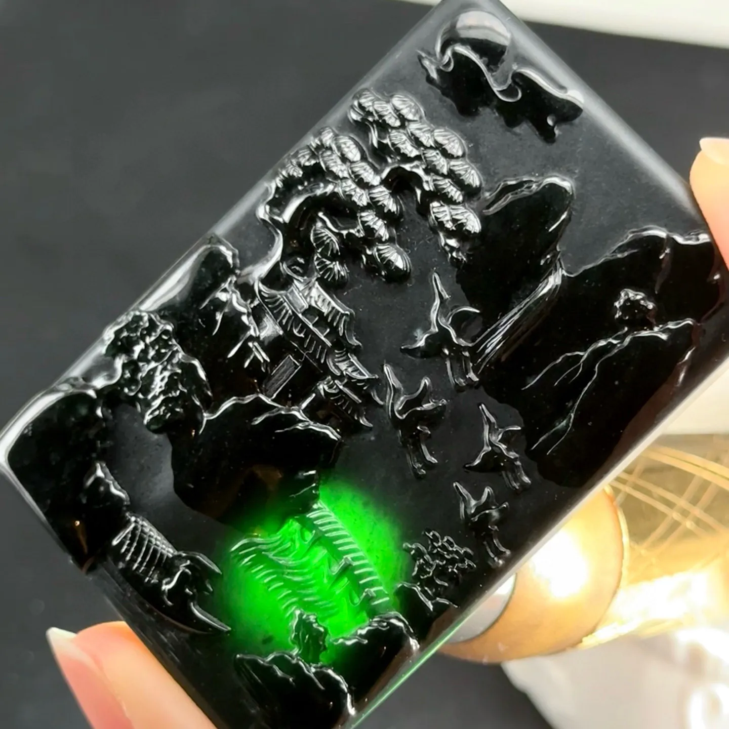 精品墨翠山水 种好色正 黑度极好 打灯通透 油性十足 尺寸61.7
