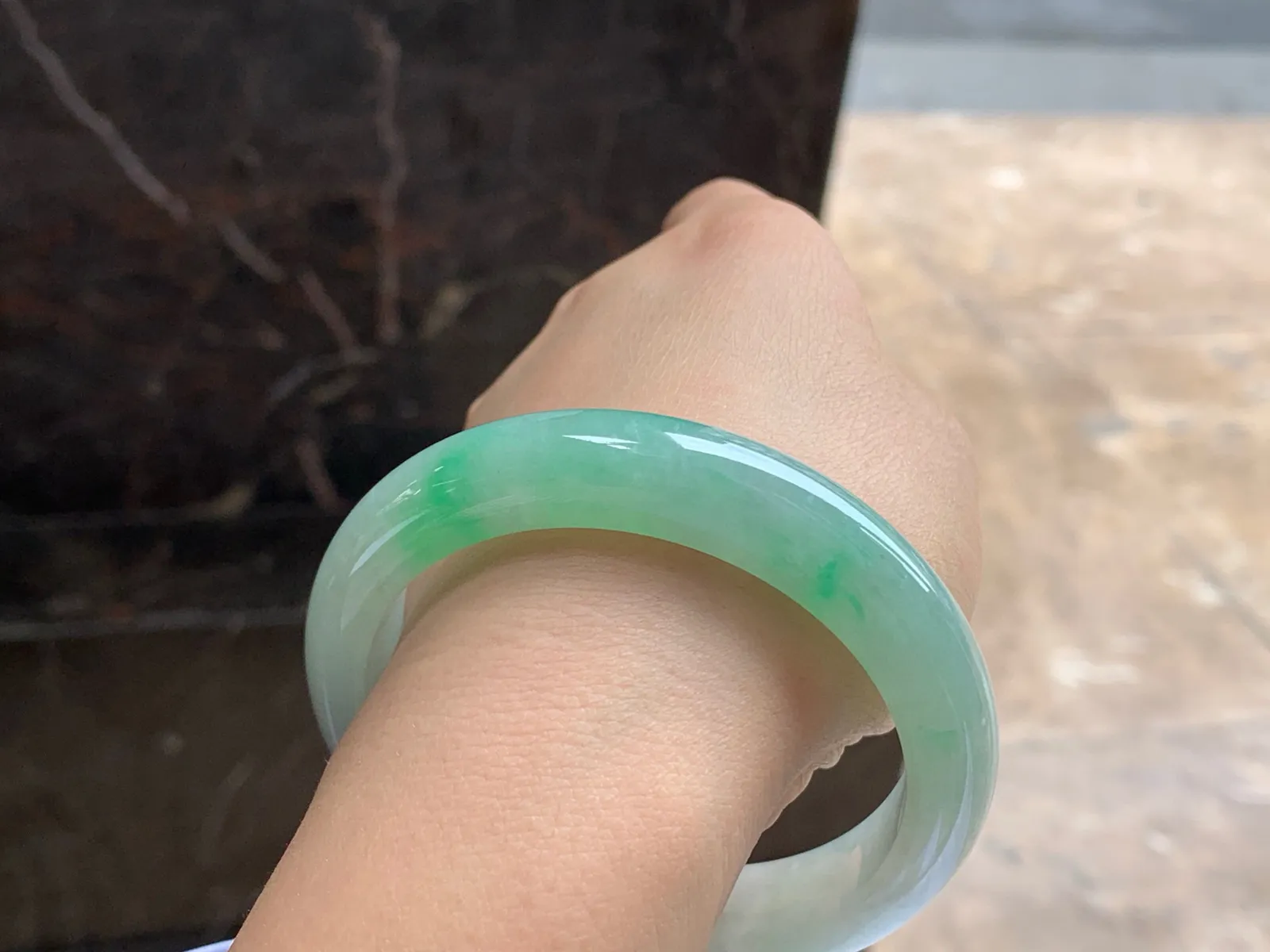 56-12.4-8.9

飘绿手镯^_^色阳 玉质温润 起光