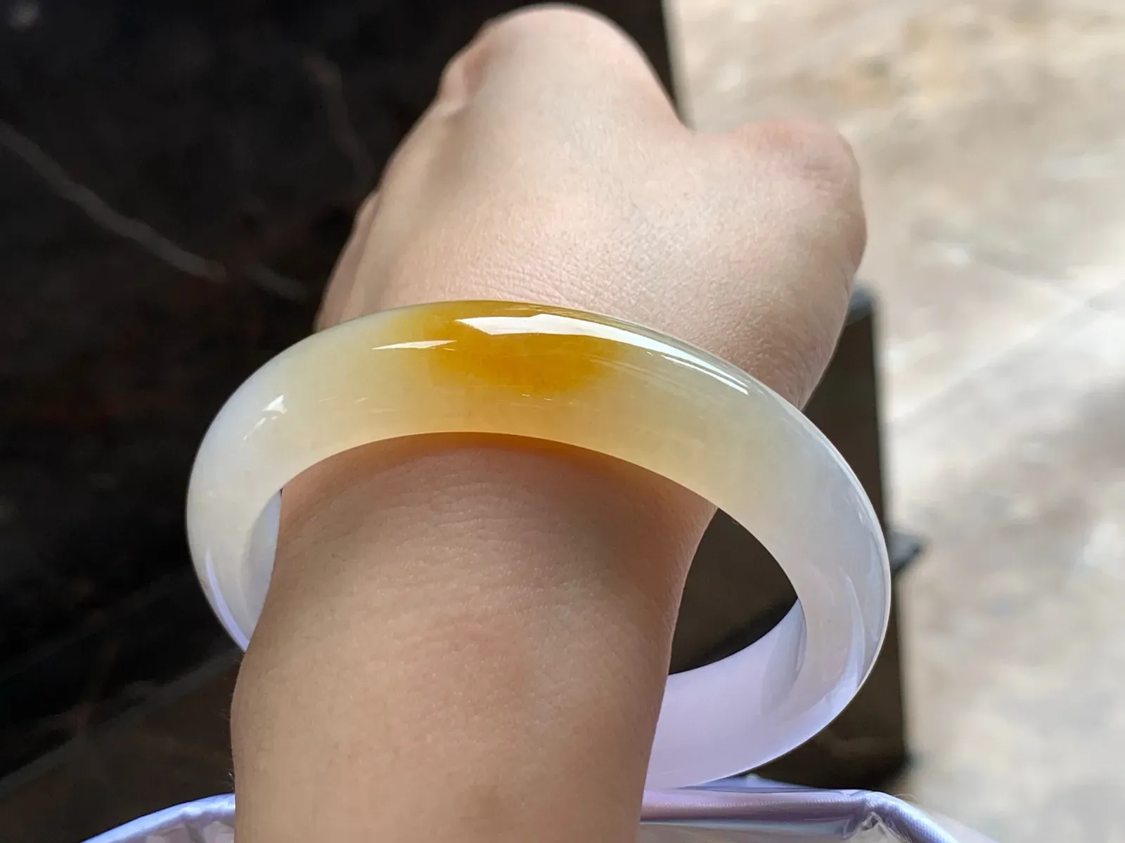 冰黄手镯
独特56.5/13.4/8mm