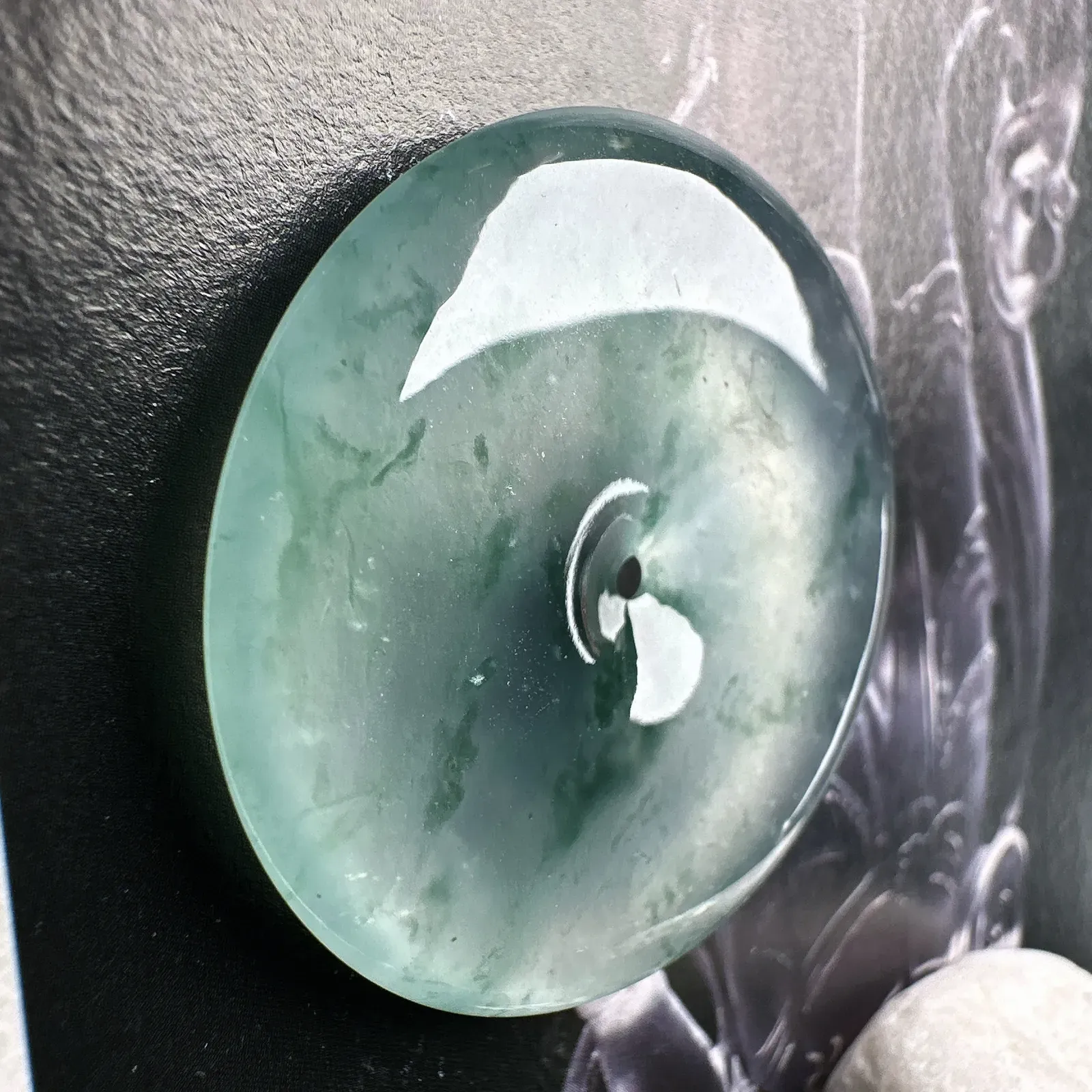 【冰种飘花大平安扣】质地非常细腻，冰润十足，种老冰透，荧光闪耀。