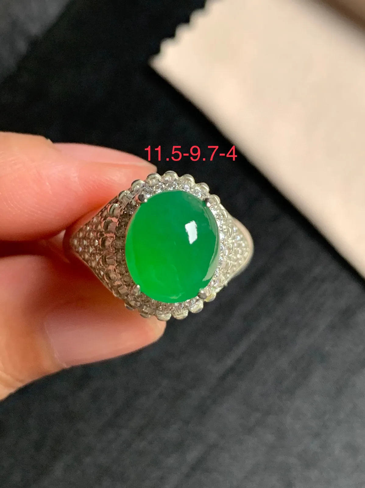 冰阳绿戒面
无纹裂，种好色好品相好，颜色鲜艳明亮，老坑种冰透水灵饱满圆润