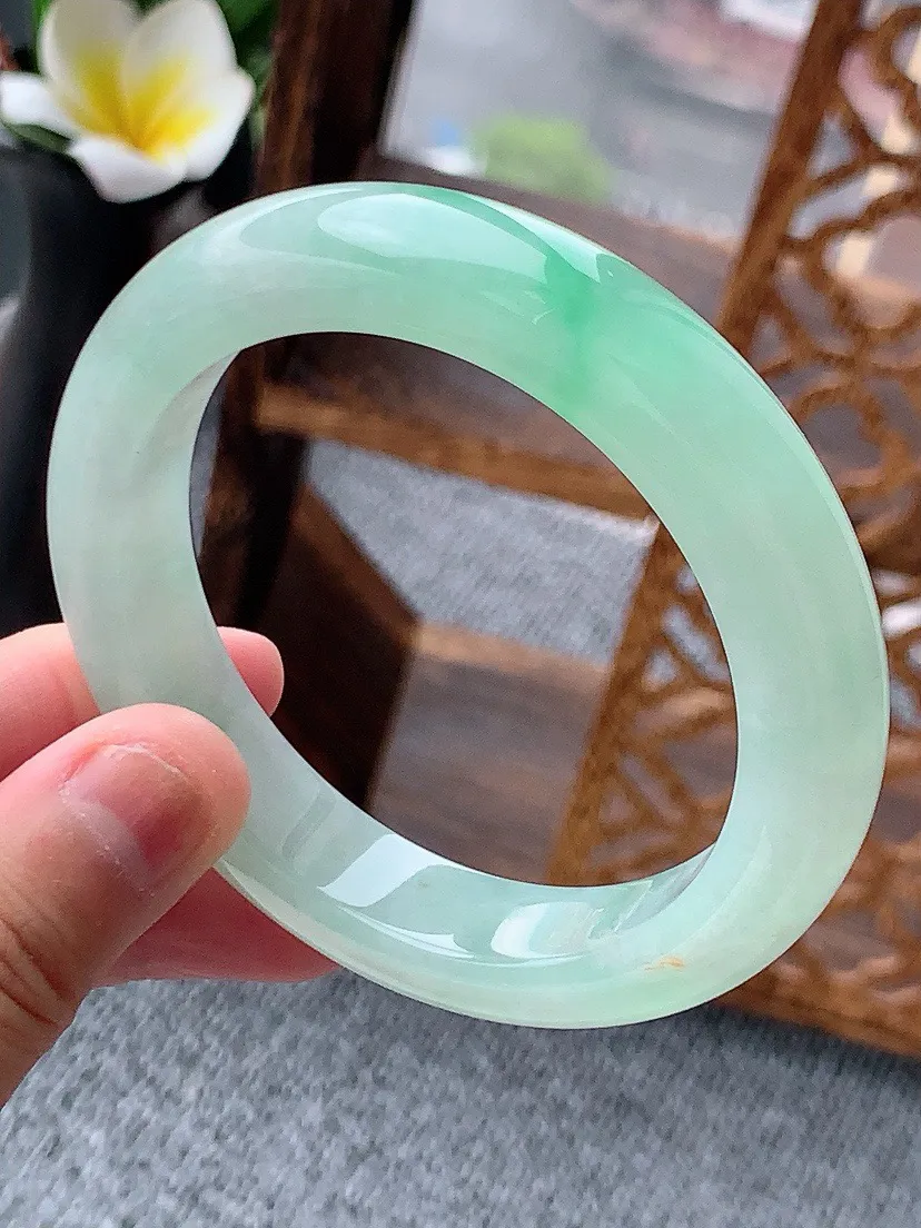 a货翡翠老坑冰种飘绿厚装正装正圈手镯56-57圈口 尺寸56×11.8×9.3mm 重量67.46g