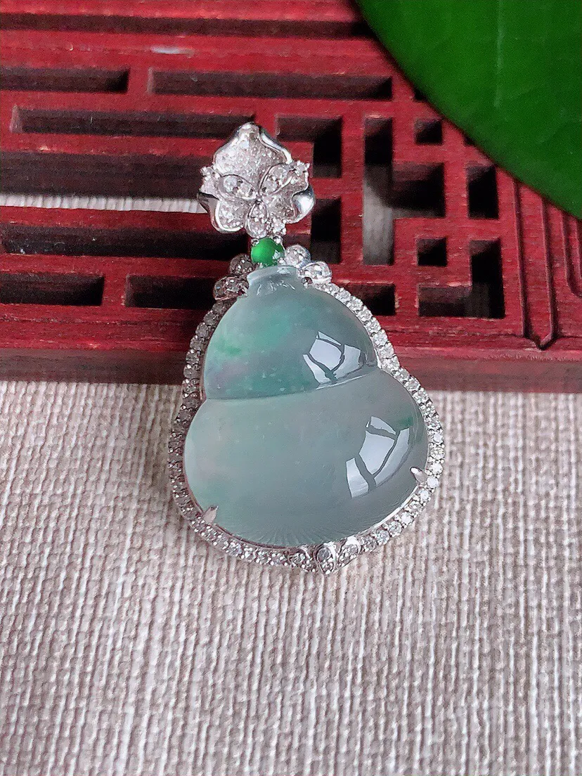 a货翡翠老坑冰种18K金伴钻镶嵌飘花葫芦吊坠 尺寸35.2×21×10裸石20.6×18mm 重量5.96g 0701