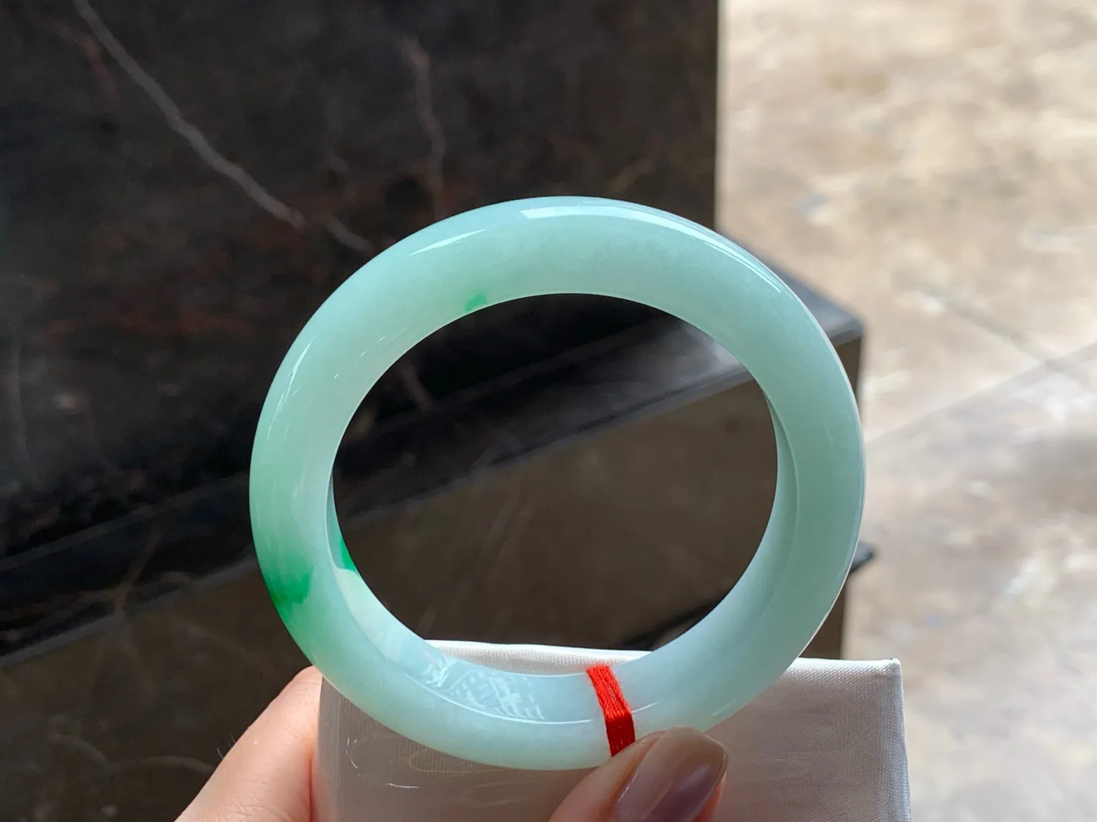 带色手镯
细腻清爽 56.3/12.4/9.5mm