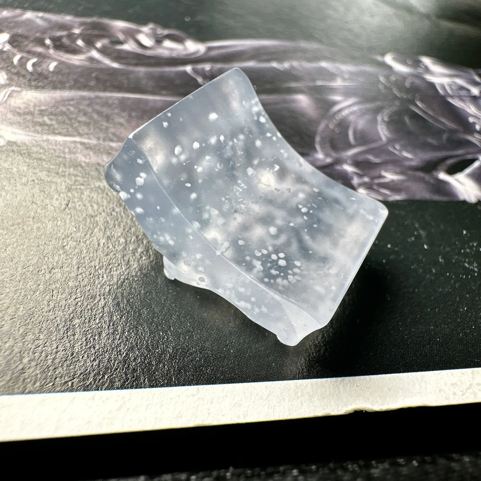 【玻璃种小鱼儿】质地不错，纯净细腻，胶感好。雕工精美，鱼儿摇曳生姿，寓意好。