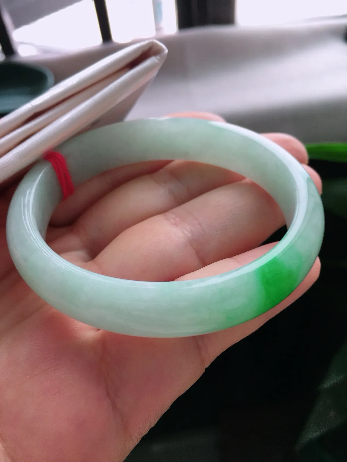 圈口55.3/49.2，贵妃手镯，正圈53.3可戴，飘色花，玉质冰润细腻，尺寸55.3-12.2-6.6mm