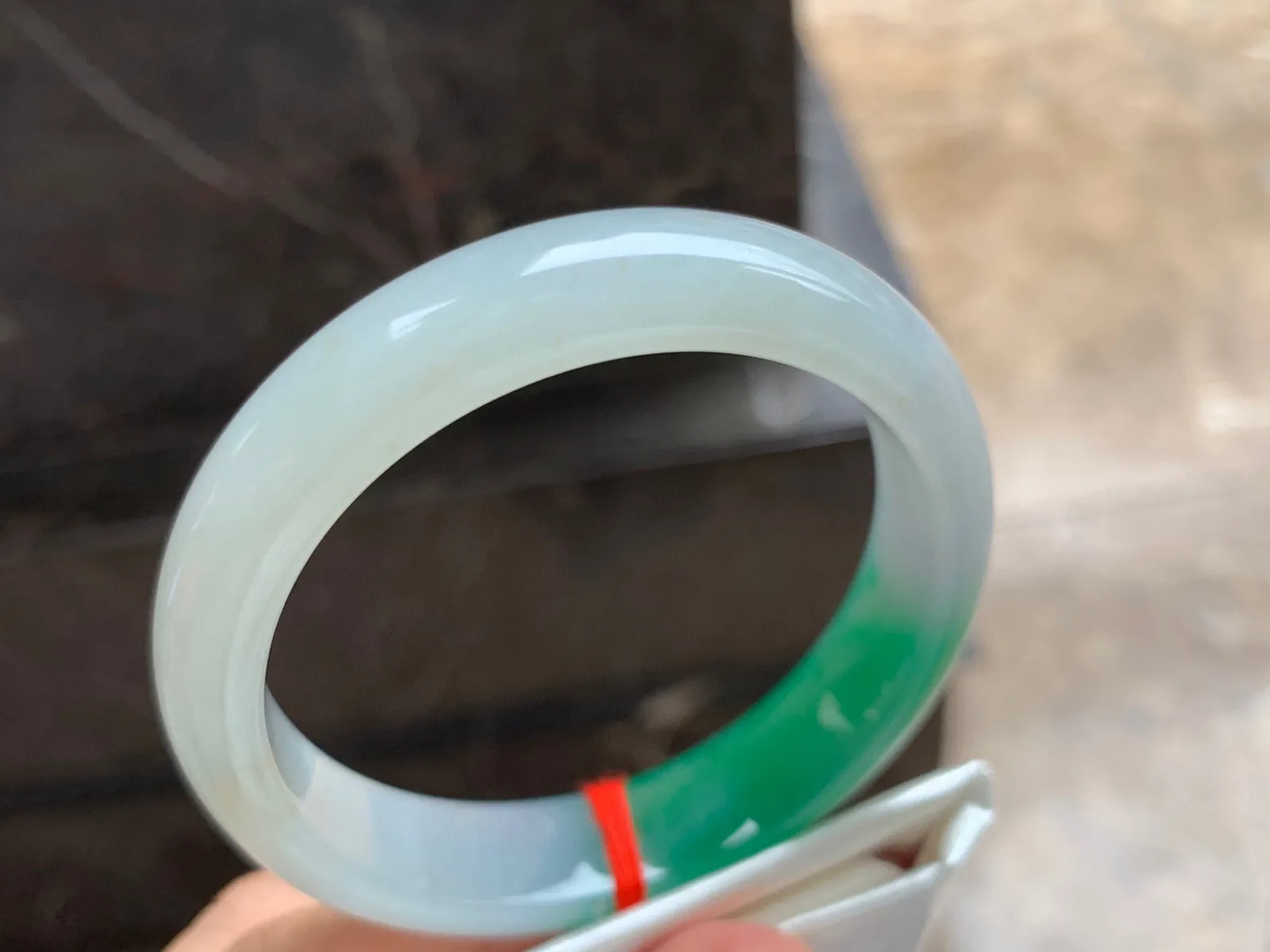 56-13-8mm
阳绿色手镯 底子细腻～一段绿色漂亮