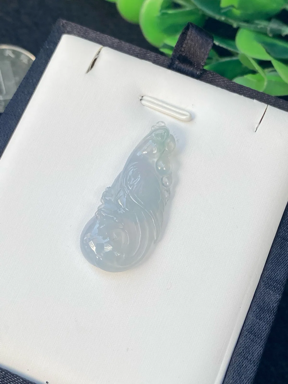 推荐【冰紫英明神武】紫色东来，好运加持，决策正确，适合炒股、考试及官场的朋友佩戴，种老细腻，水润，冰透起光，品相佳，超值～～