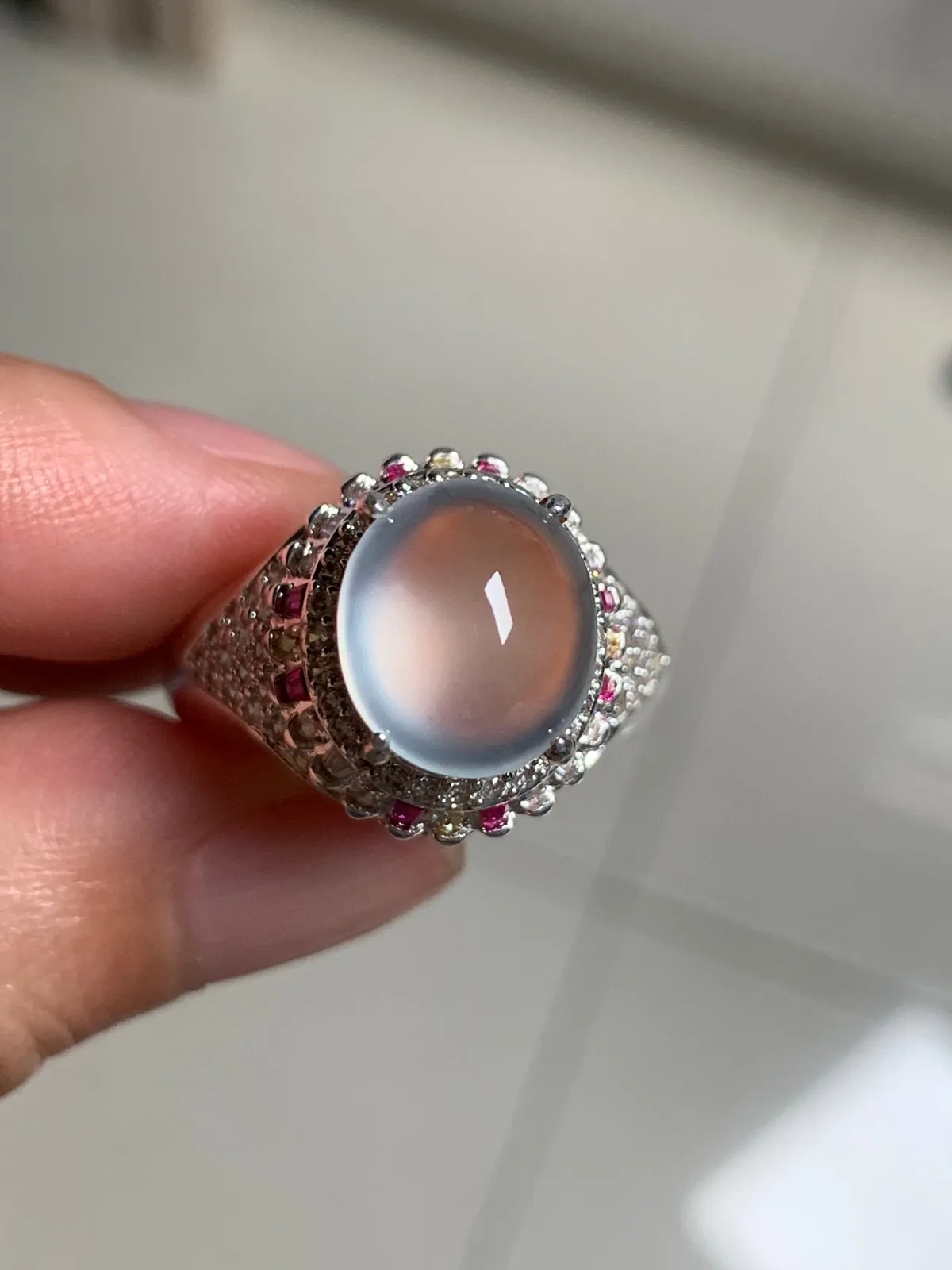 玻璃种戒面
无纹裂，老坑种强荧光，钢性十足纯净饱满品相好 
超高性价比推荐