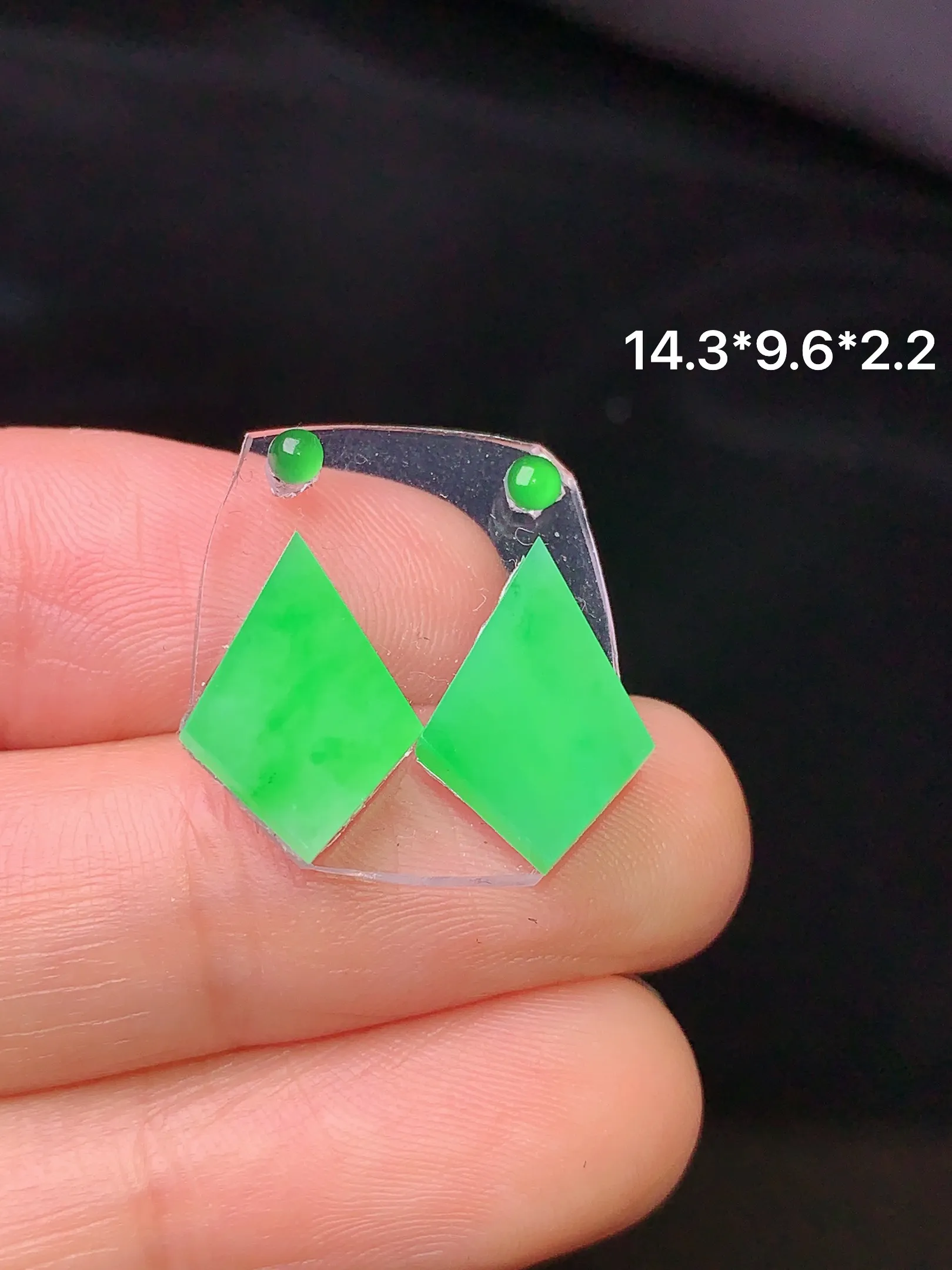 镶嵌款 翠绿方牌一对 玉质细腻 色泽艳丽 整体尺寸14.3*9.6*2.2