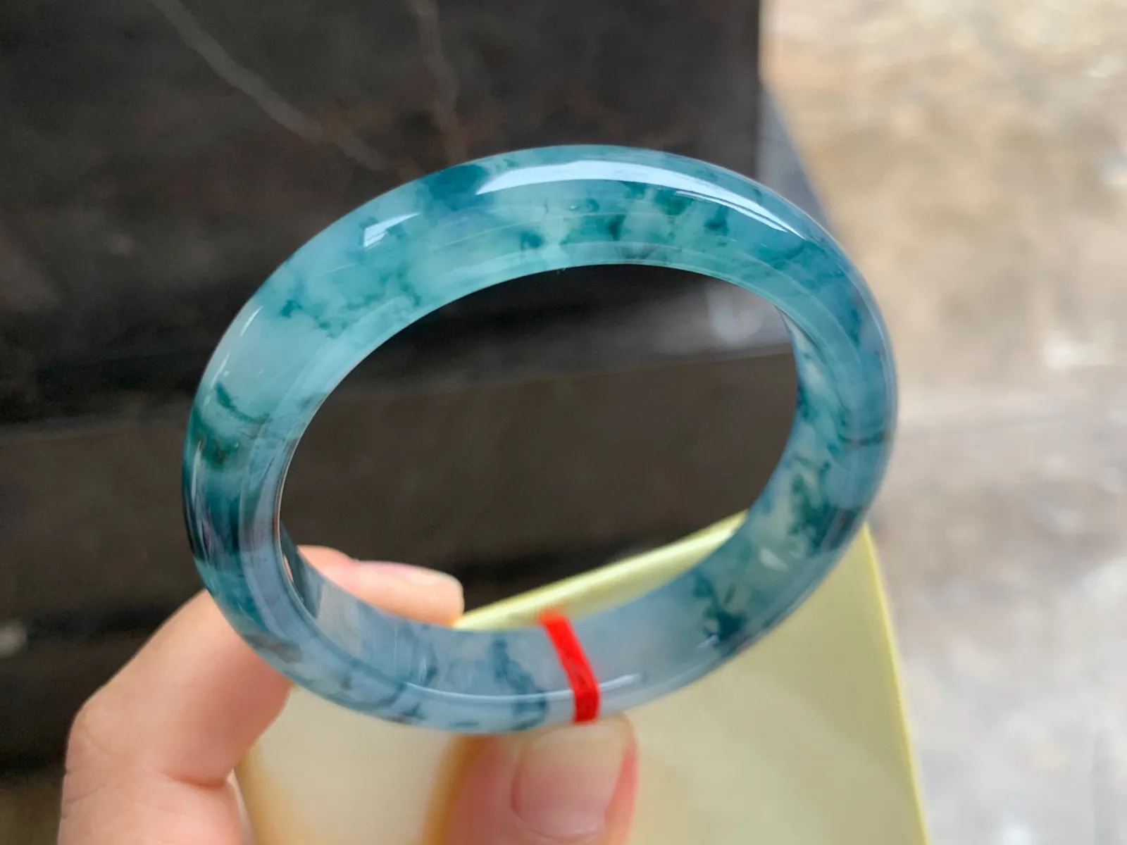 56-12-7.5mm
冰种飘花贵妃手镯 水润冰透 花色漂亮