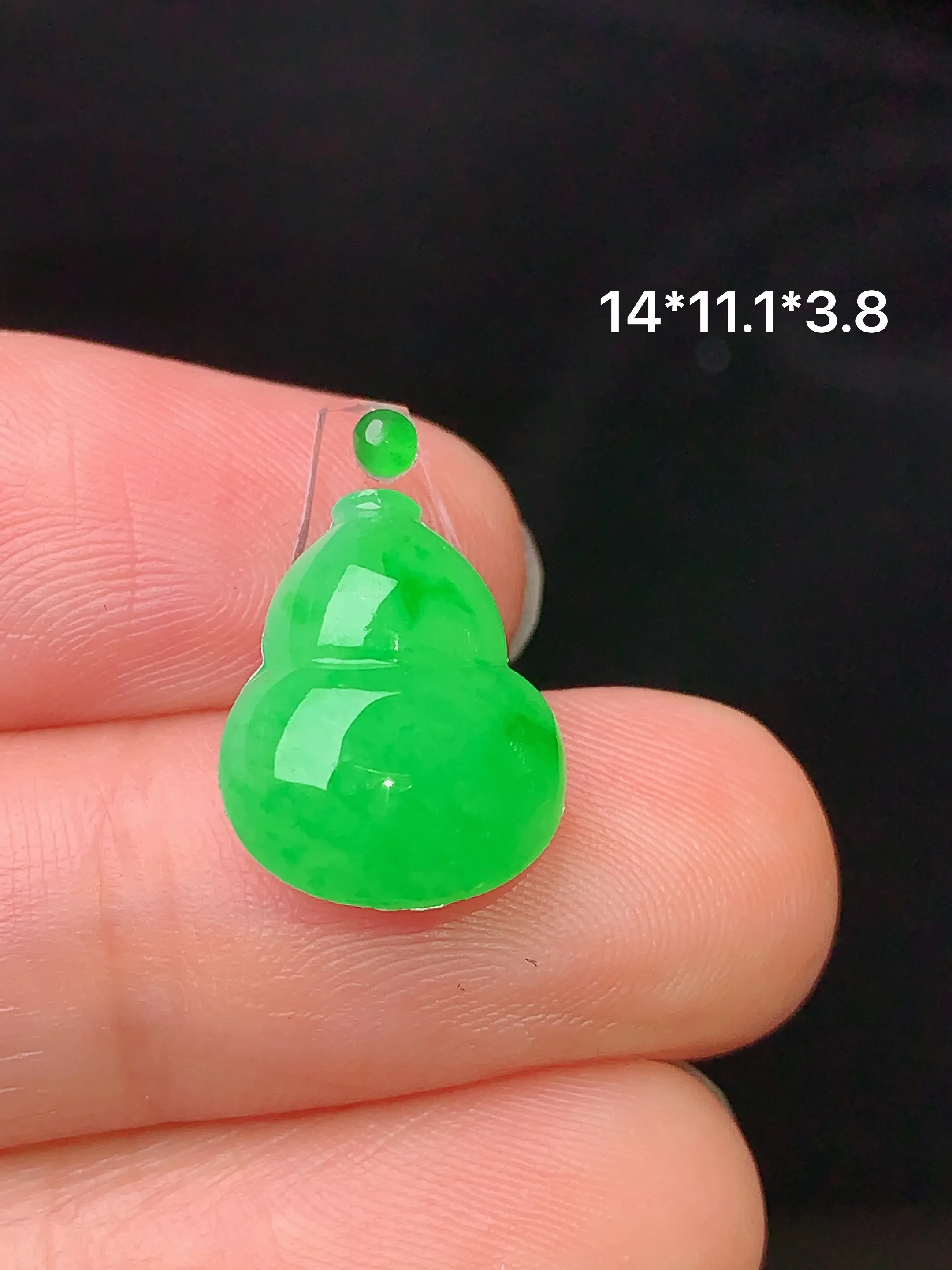 镶嵌款 翠绿葫芦吊坠 玉质细腻 色泽艳丽 整体尺寸14*11.1*3.8