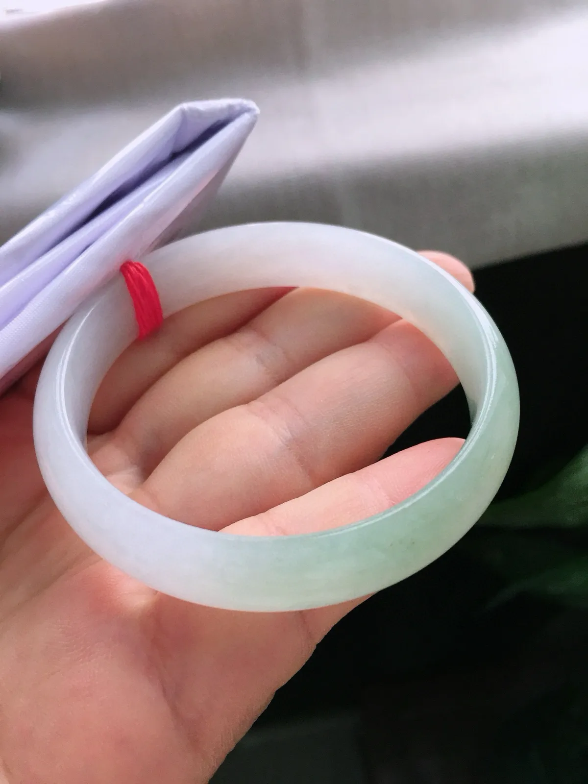 圈口58，正圈手镯，绿底，玉质冰润，尺寸58-13.7-6.1mm