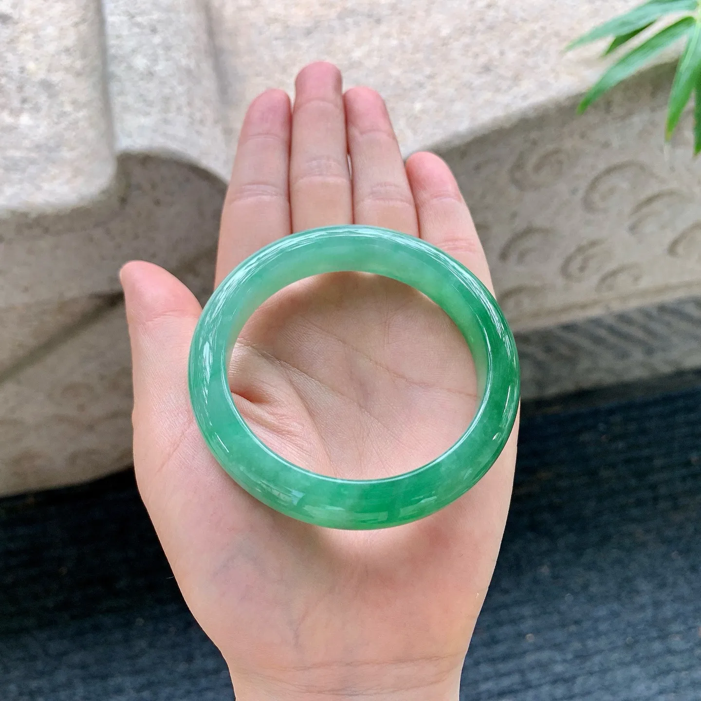 辣绿，水润，种老，细腻，无纹裂