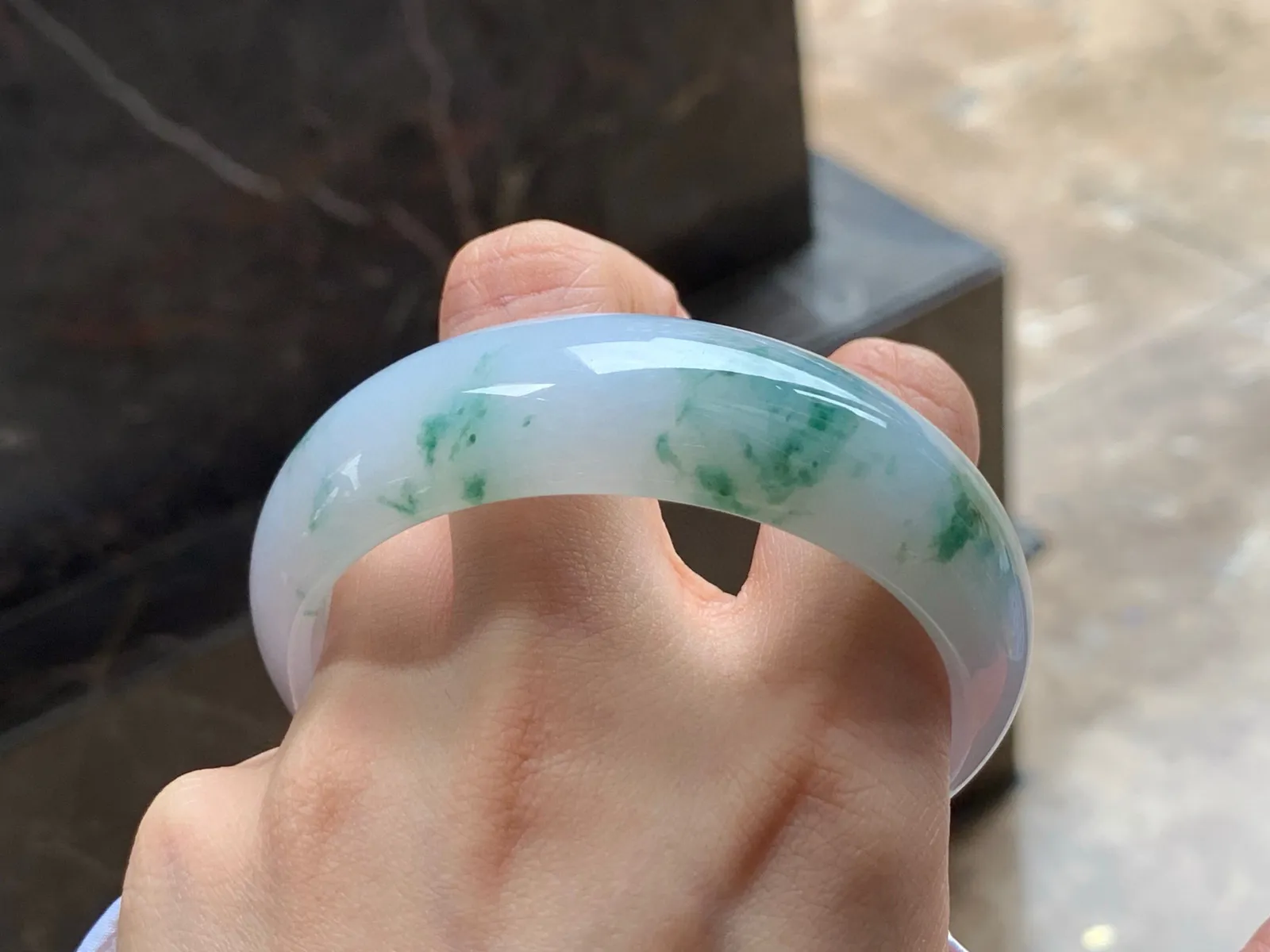 宽版飘花手镯
水润58.7/19.2/7.5mm