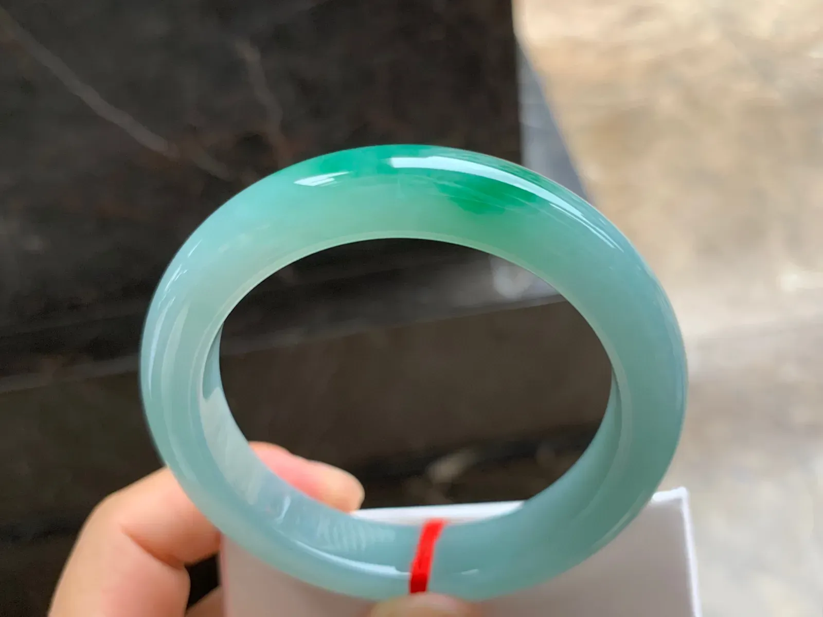 56-12-9.5mm
带色手镯 底子细腻 一抹色点缀