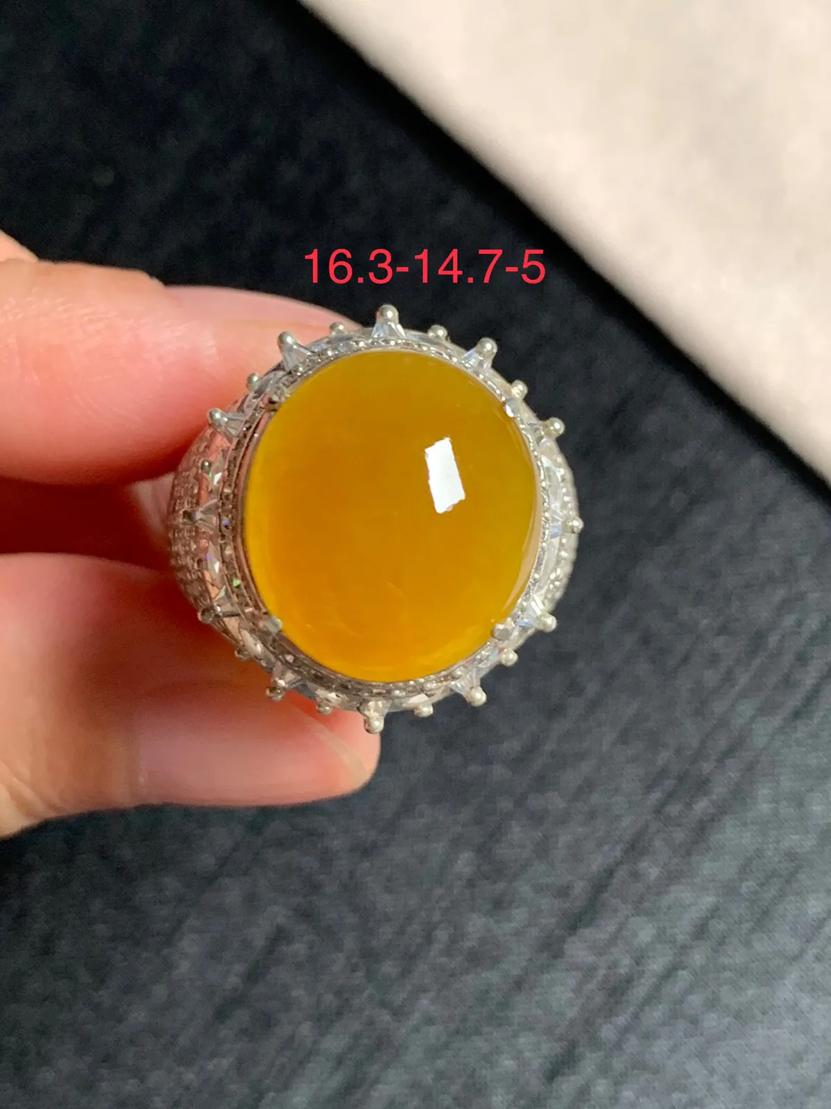 黄翡鸽子蛋戒面
无纹裂，种好色美品相好，颜色鲜艳明亮，质地细腻水灵