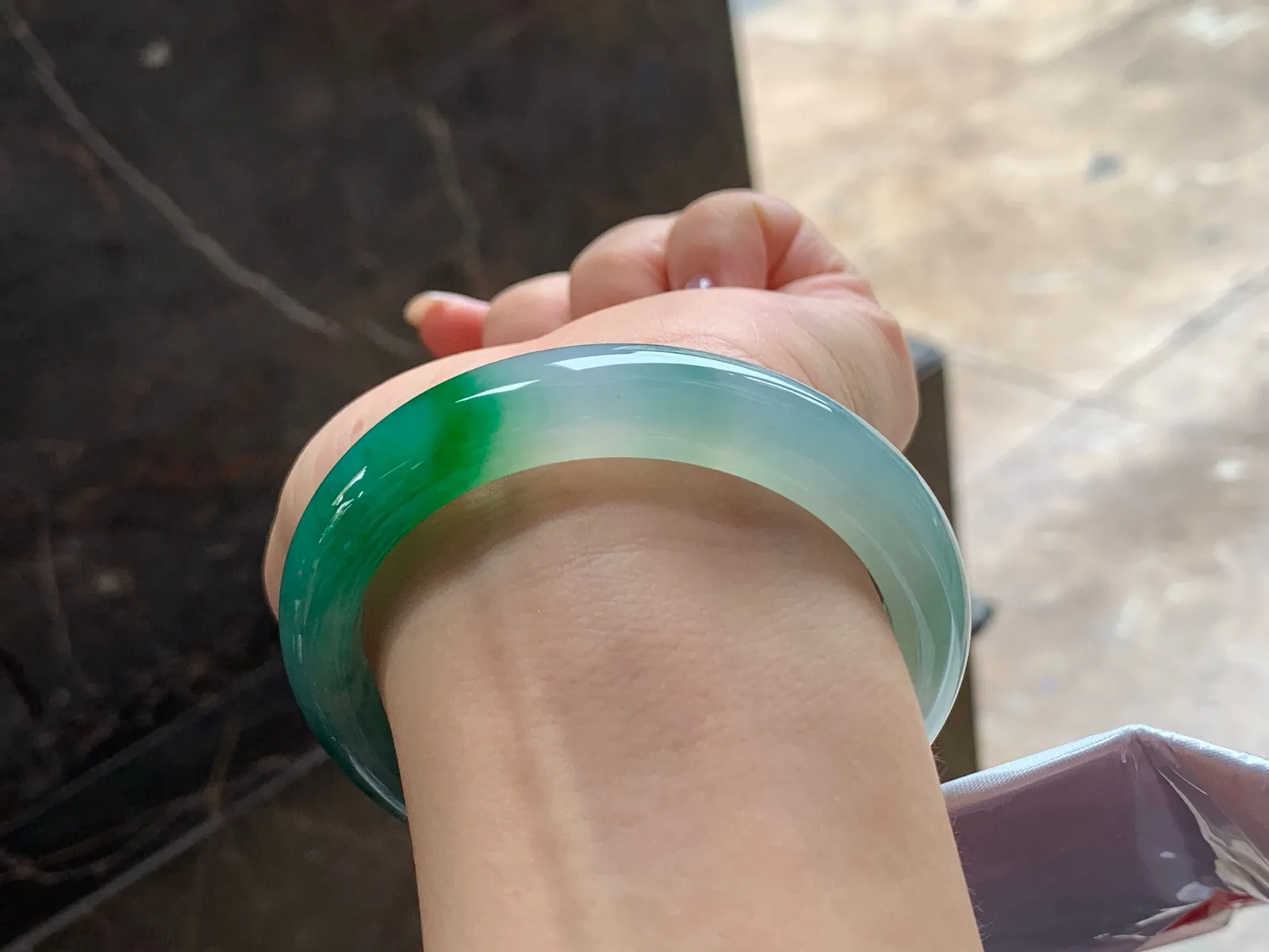 冰带色手镯
水润独特 56.5/12/8.5mm