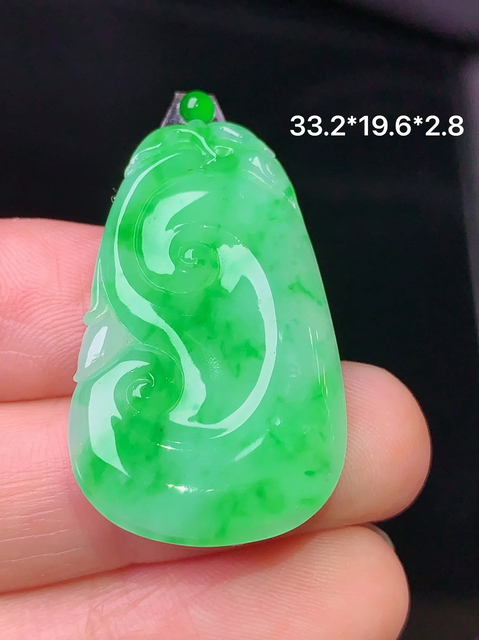 镶嵌款 翠绿如意吊坠 玉质细腻 色泽艳丽 整体尺寸33.2*19.6*2.8