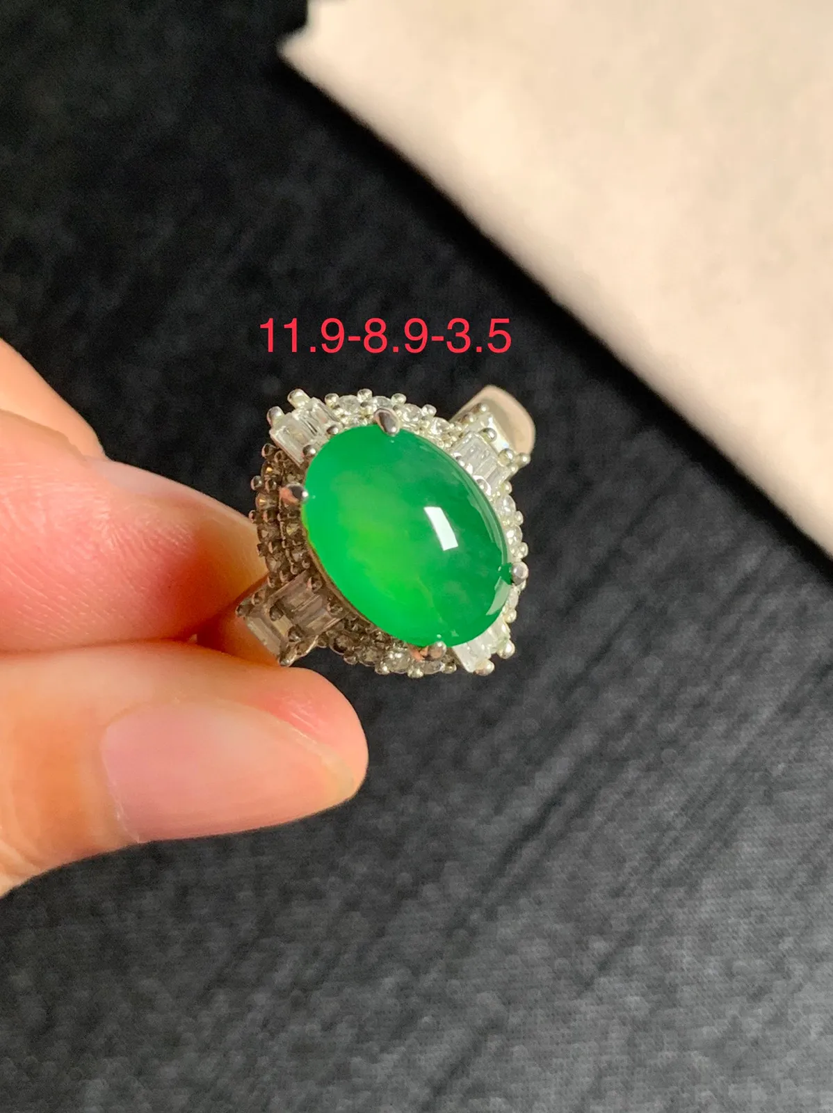 高冰甜阳绿戒面
无纹裂，种好色好品相好，颜色鲜艳明亮，老坑种冰透水灵