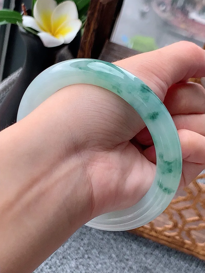 a货翡翠老坑飘花圆条手镯60-61大圈口 尺寸60.5×10.2mm 重量66.03g 0620