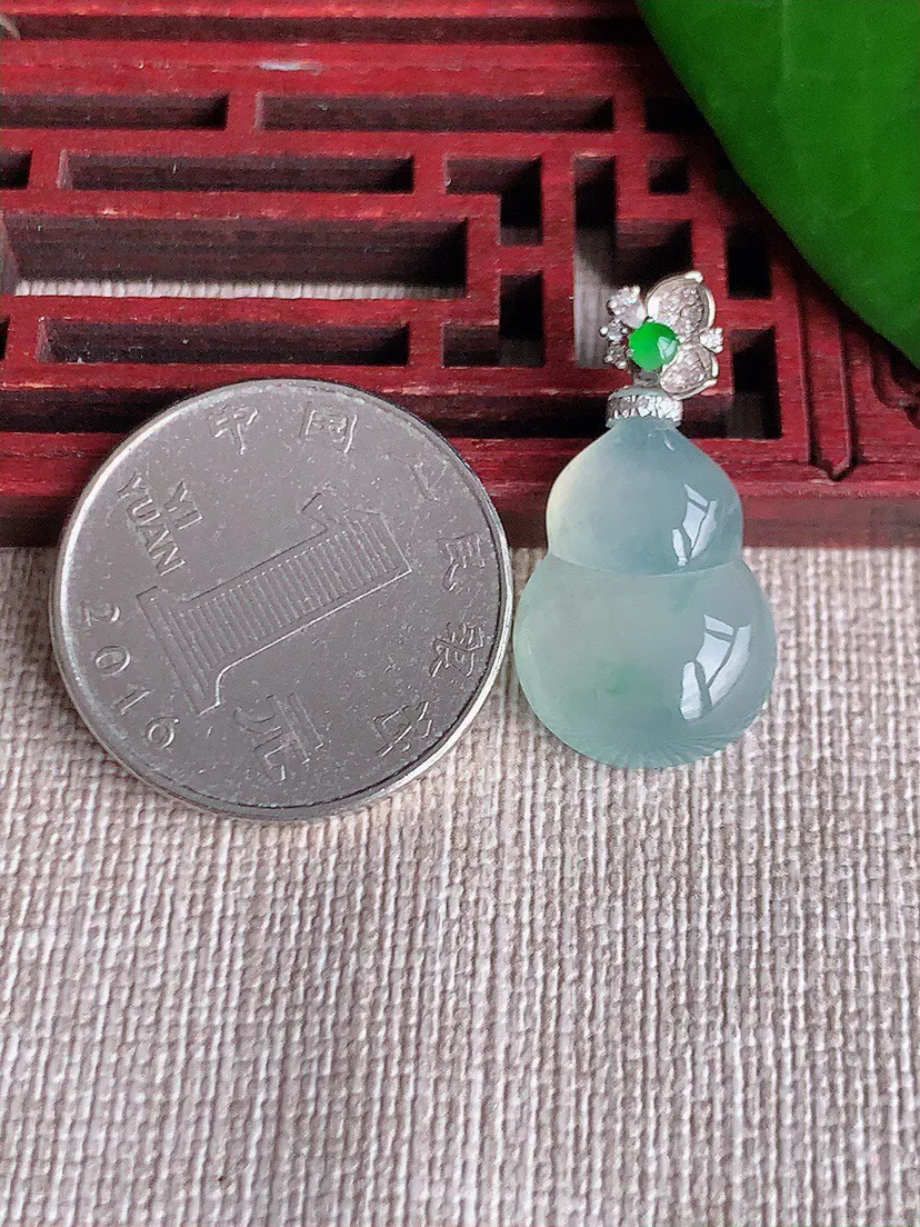 a货翡翠老坑冰种18K金伴钻镶嵌晴水葫芦吊坠 尺寸27×19.8×14×5.6mm 重量3.54g 0701