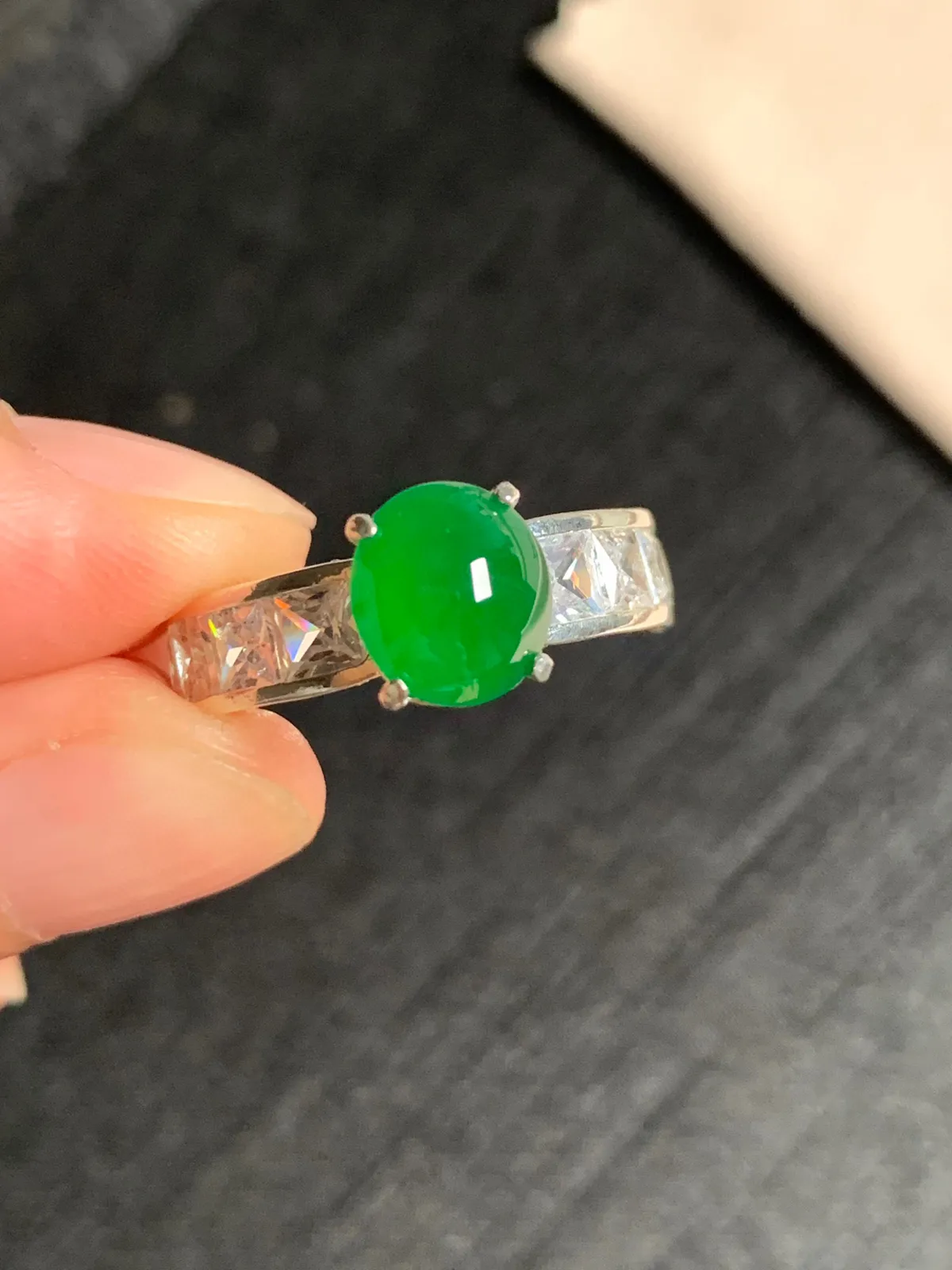 冰种辣阳绿戒面
无纹裂，种好色好品相好，色泽浓郁艳丽，质地细腻水灵饱满圆润