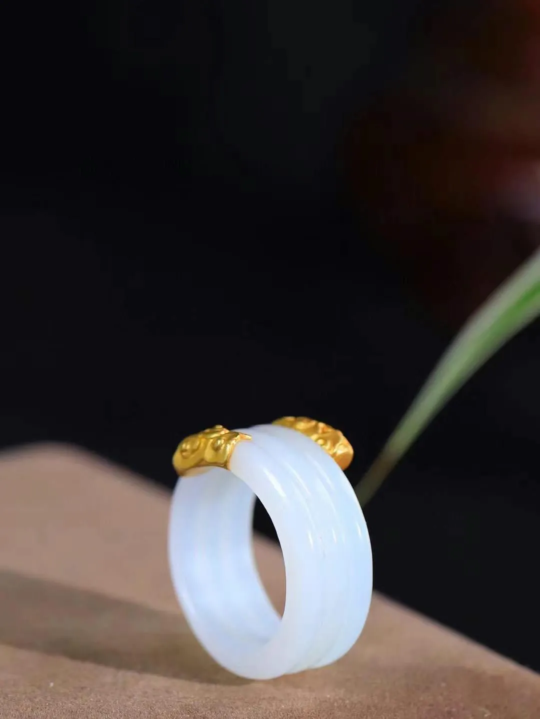 【金镶玉.戒指】

精品和田玉白玉AU750金戒指 玉质细腻温润 油性十足 ，不论时光如何流转变化，这枚戒指始终闪耀着最初的光芒。精工镶嵌18K金 （保真金 可检测贵金属AU750金） 重5.7克 尺寸18-12.8-3.7mm 78602958A