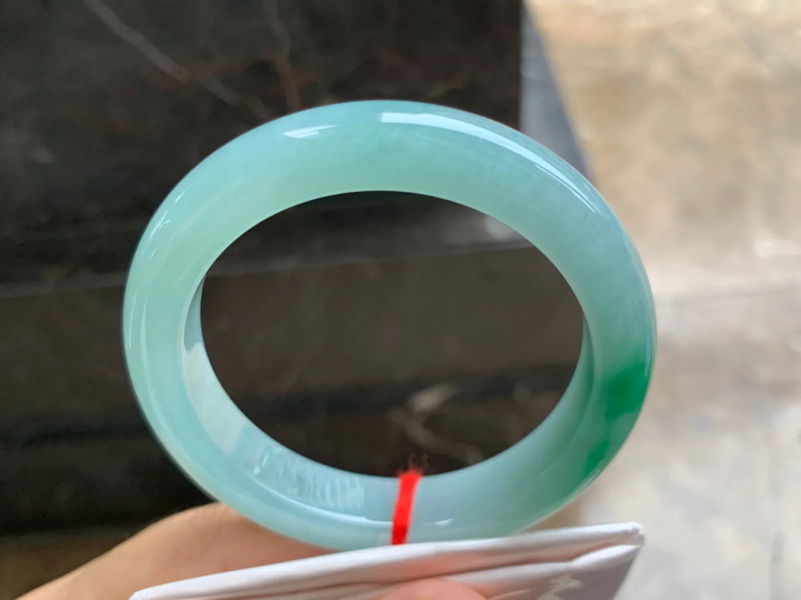 56-12-9.5mm
带色手镯 底子细腻 一抹色点缀