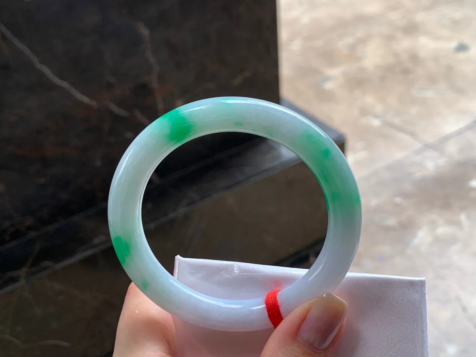 阳绿福镯
玉质细腻 53/9/9.5mm