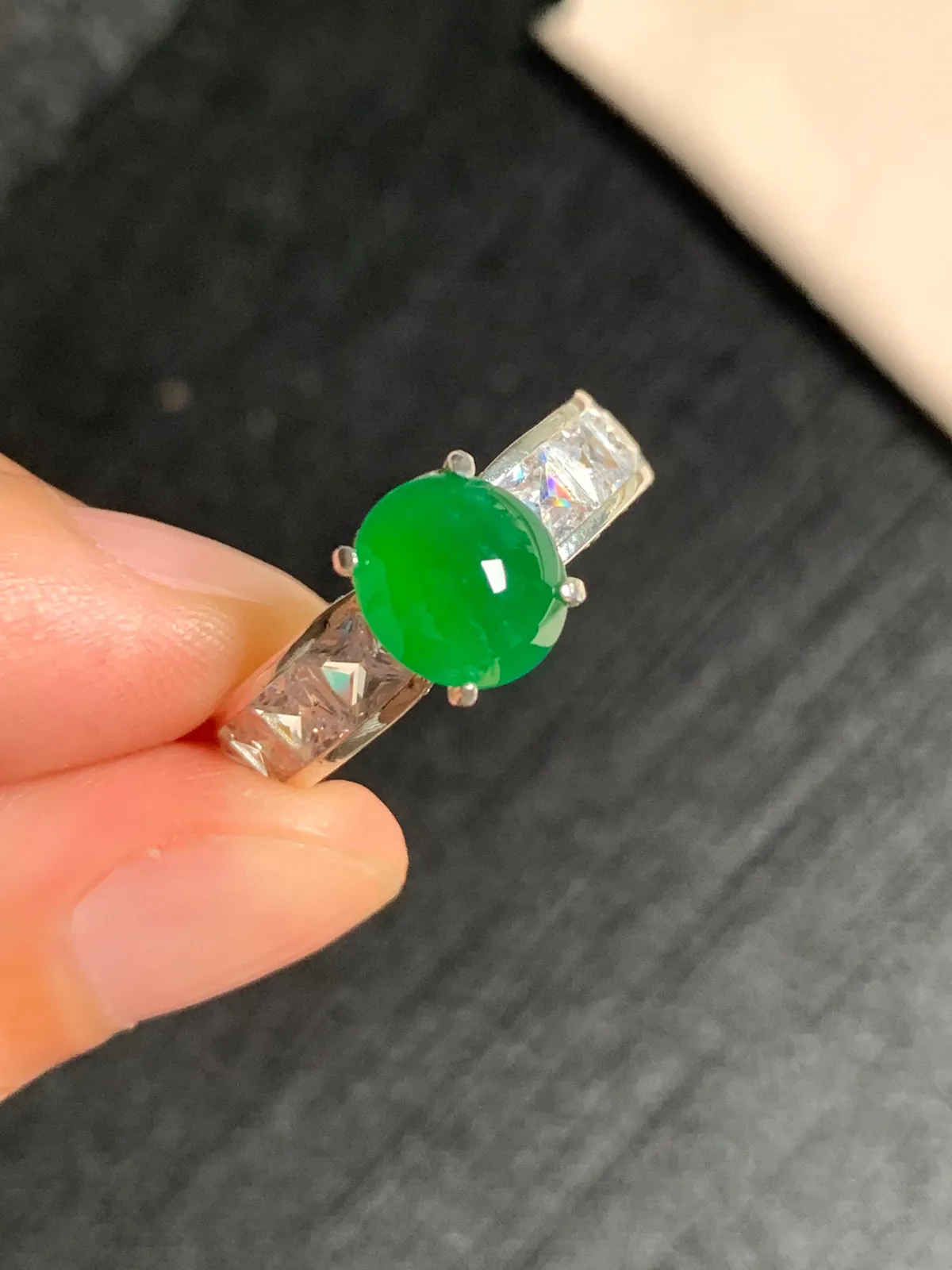 冰种辣阳绿戒面
无纹裂，种好色好品相好，色泽浓郁艳丽，质地细腻水灵饱满圆润