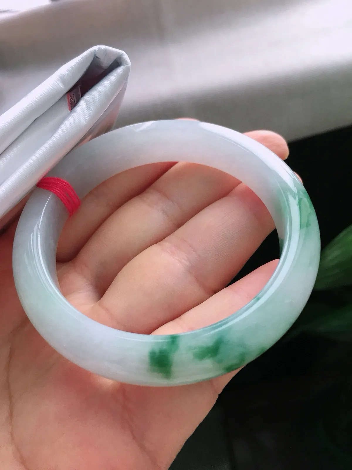 圈口56，正圈手镯，飘花，玉质水润细腻，尺寸56-12-9mm