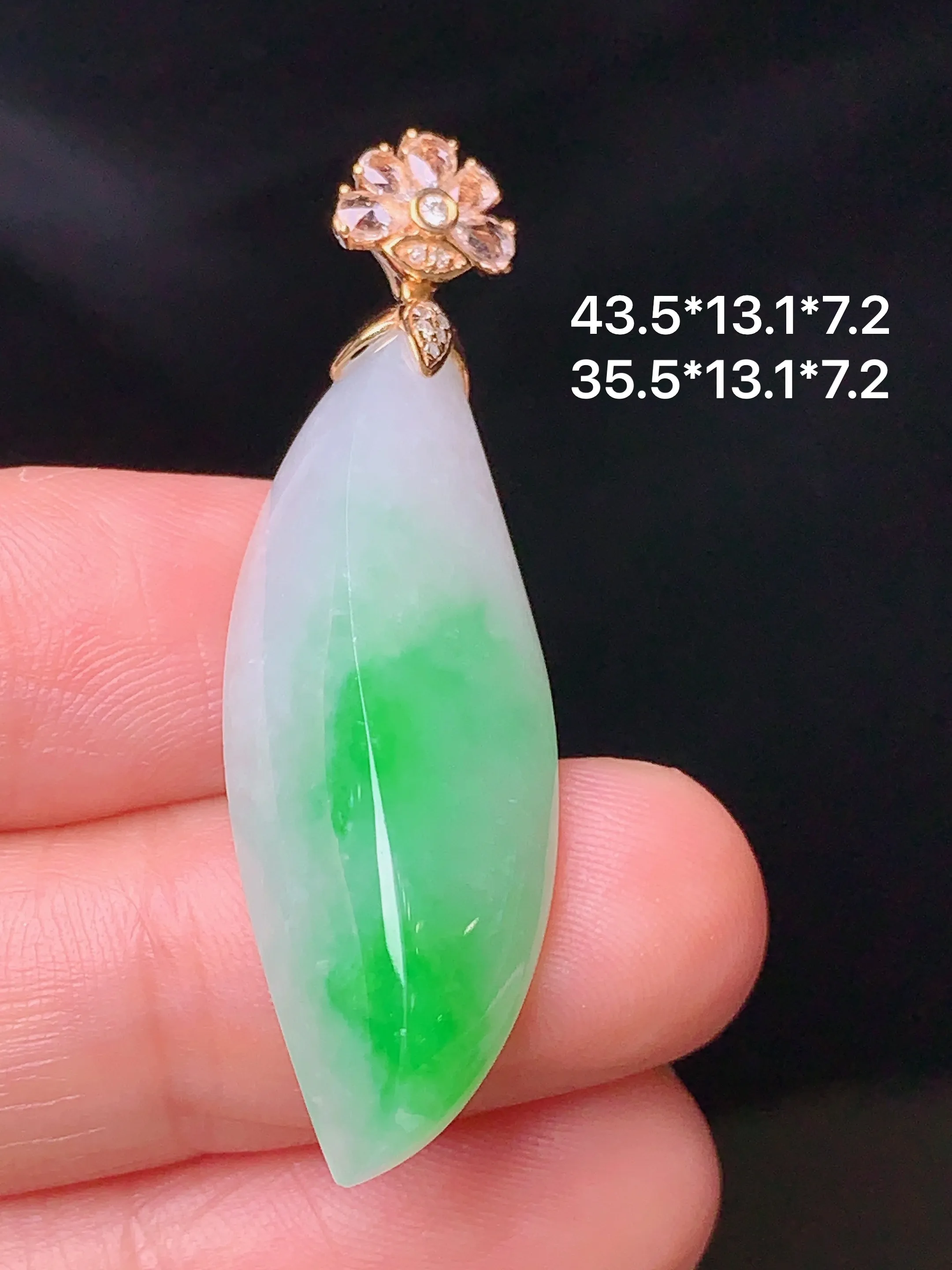 18k金钻镶嵌飘绿随形吊坠 玉质细腻 色泽艳丽 整体尺寸43.5*13.1*7.2