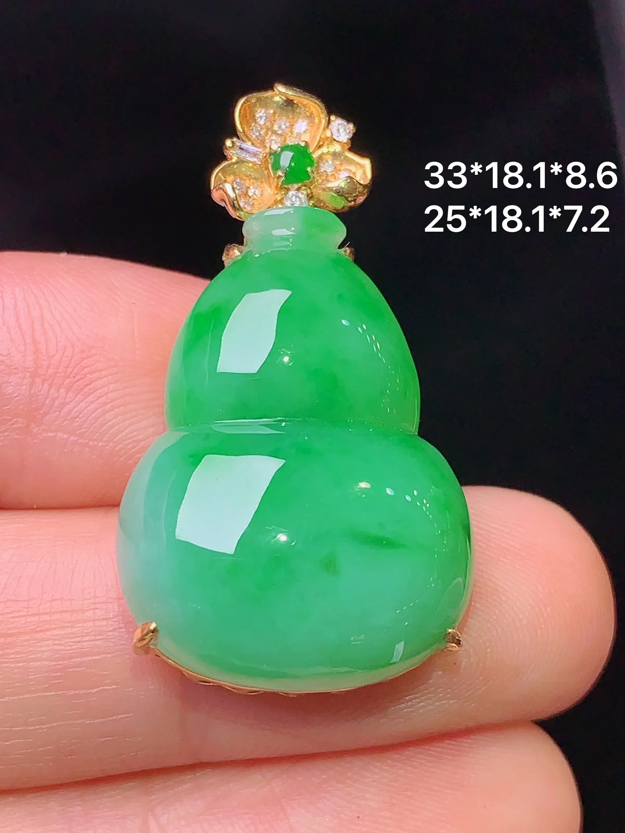 18k金镶嵌翠绿葫芦吊坠 玉质细腻 色泽艳丽 整体尺寸33*18.1*8.6