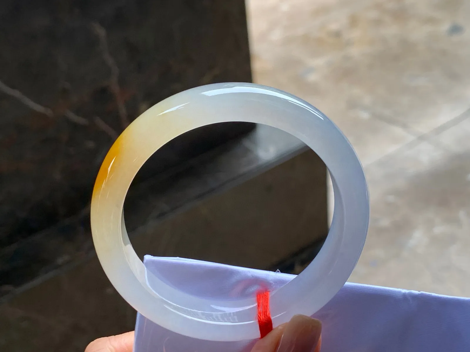 冰黄手镯
独特56.5/13.4/8mm