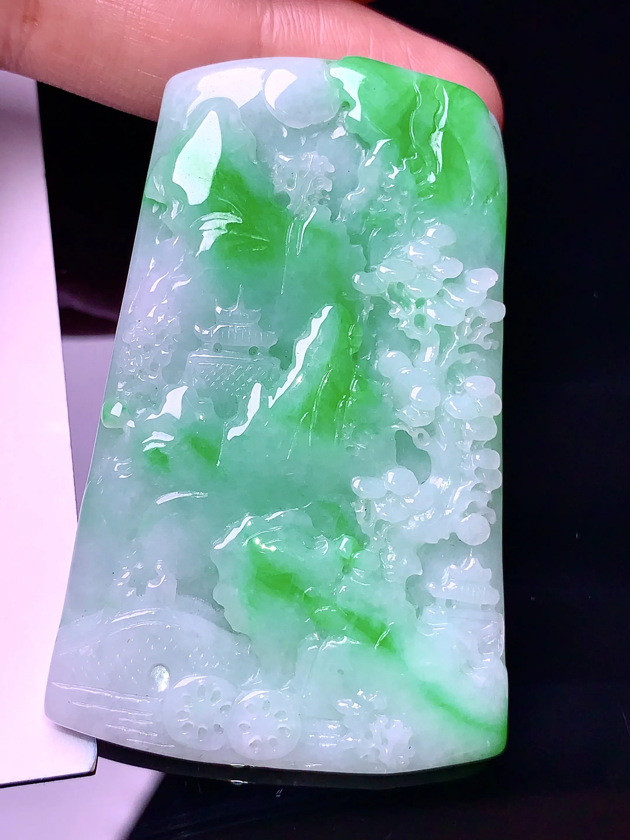 飘绿山水吊坠 玉质细腻 色泽艳丽 整体尺寸58*37*6.1