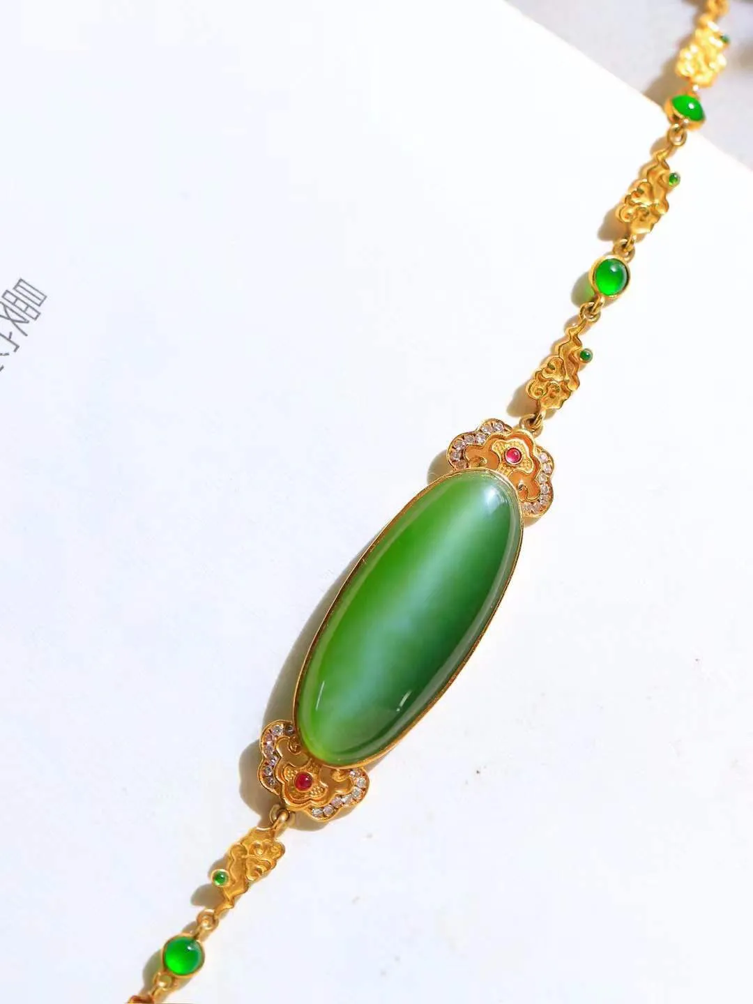 【金镶玉.手链】

精品18K金镶嵌和田玉碧玉猫眼手链，以珍稀之礼，寄永恒之愿  护佑身心康泰；18K金以精工錾刻，如丝绦缠绕，喻意将好运紧系腕间。无论是本命年祈福，亦或日常相伴，皆成随身守护。  重6.3克  尺寸27-11.7-4mm  69602973A