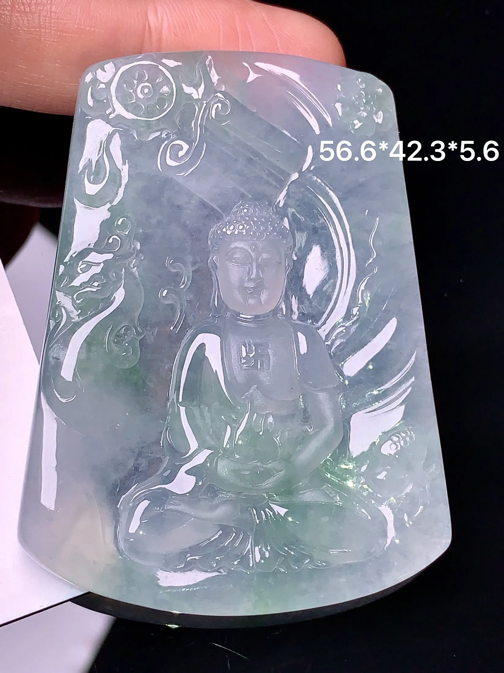 飘绿大日如来佛祖吊坠 玉质细腻 色泽艳丽 整体尺寸56.6*42.3*5.6