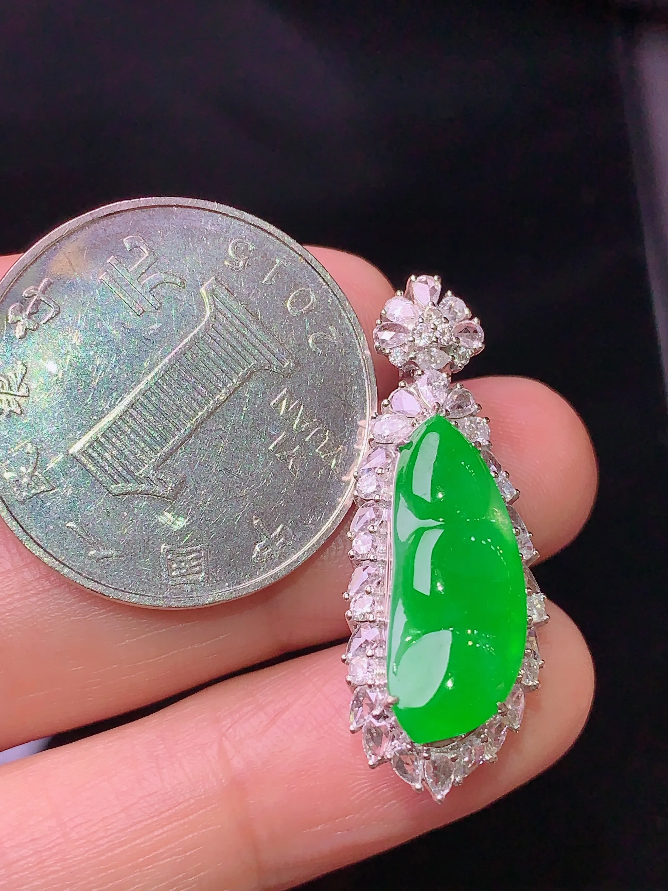 18k金钻镶嵌满绿四季豆吊坠 玉质细腻 色泽艳丽 整体尺寸32.1*12.2*9.5