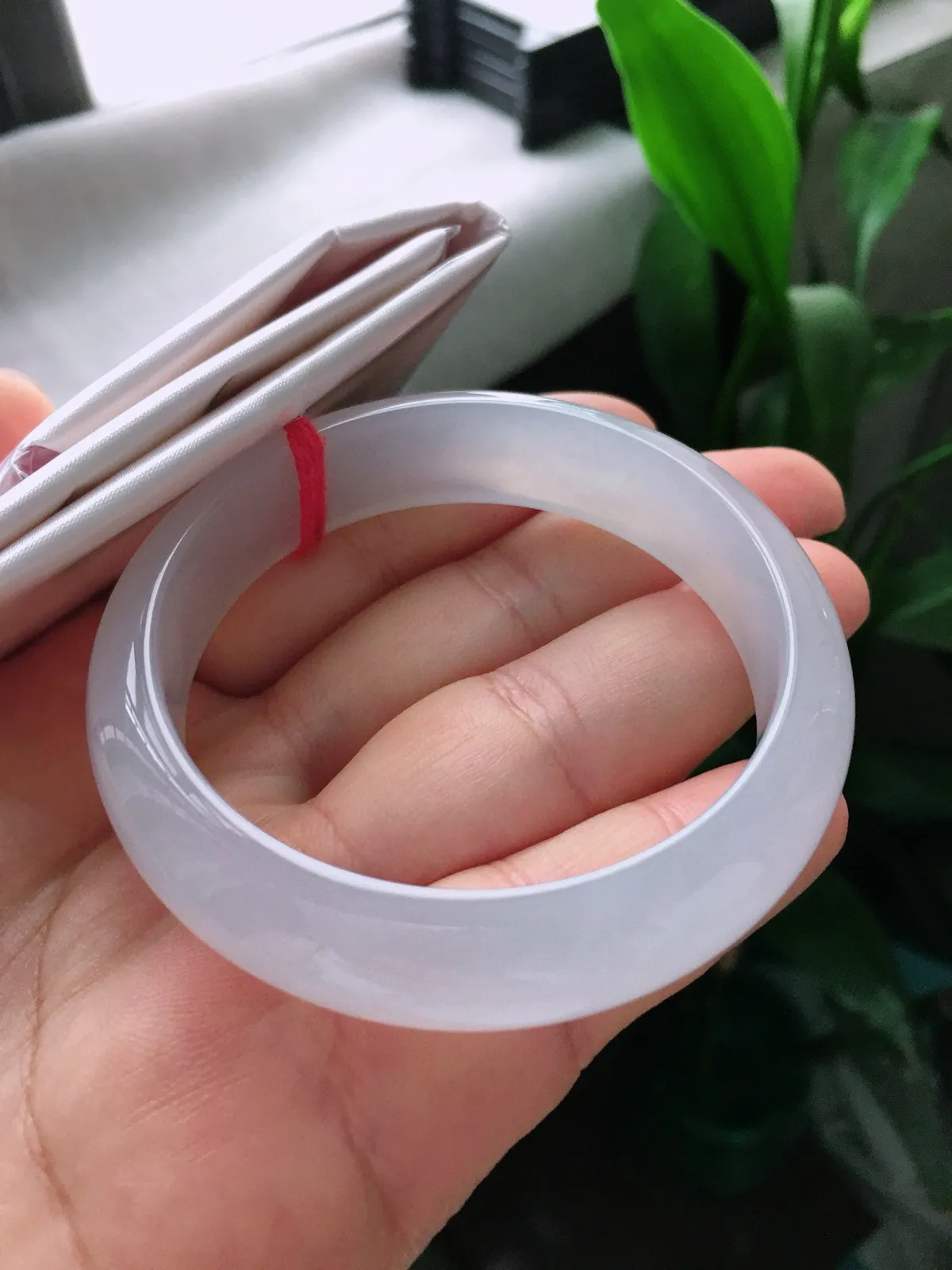 圈口55，正圈手镯，白冰，玉质冰润细腻，种水佳，尺寸55-14.4-7.3mm