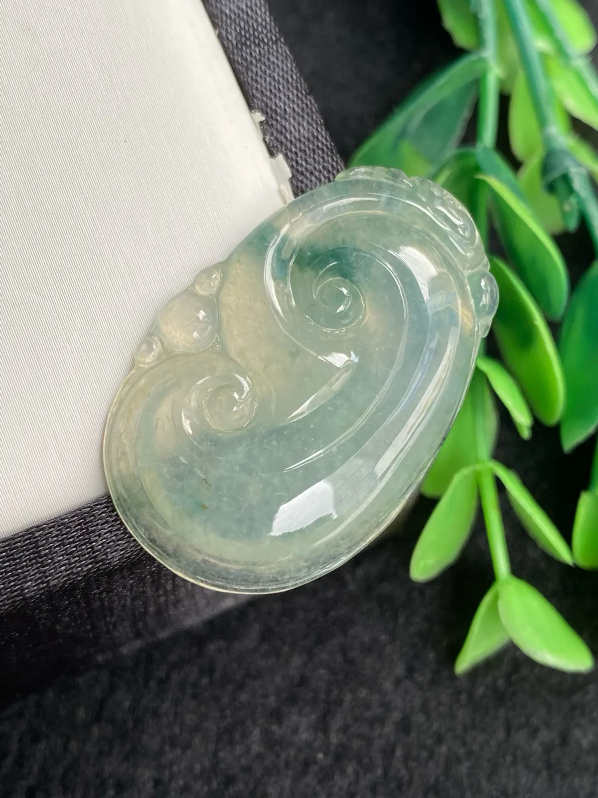 推荐【冰起光飘花如意】无纹裂，晴底飘蓝花，种老细腻，冰透水润，起光，饱满，品相佳，超值～～