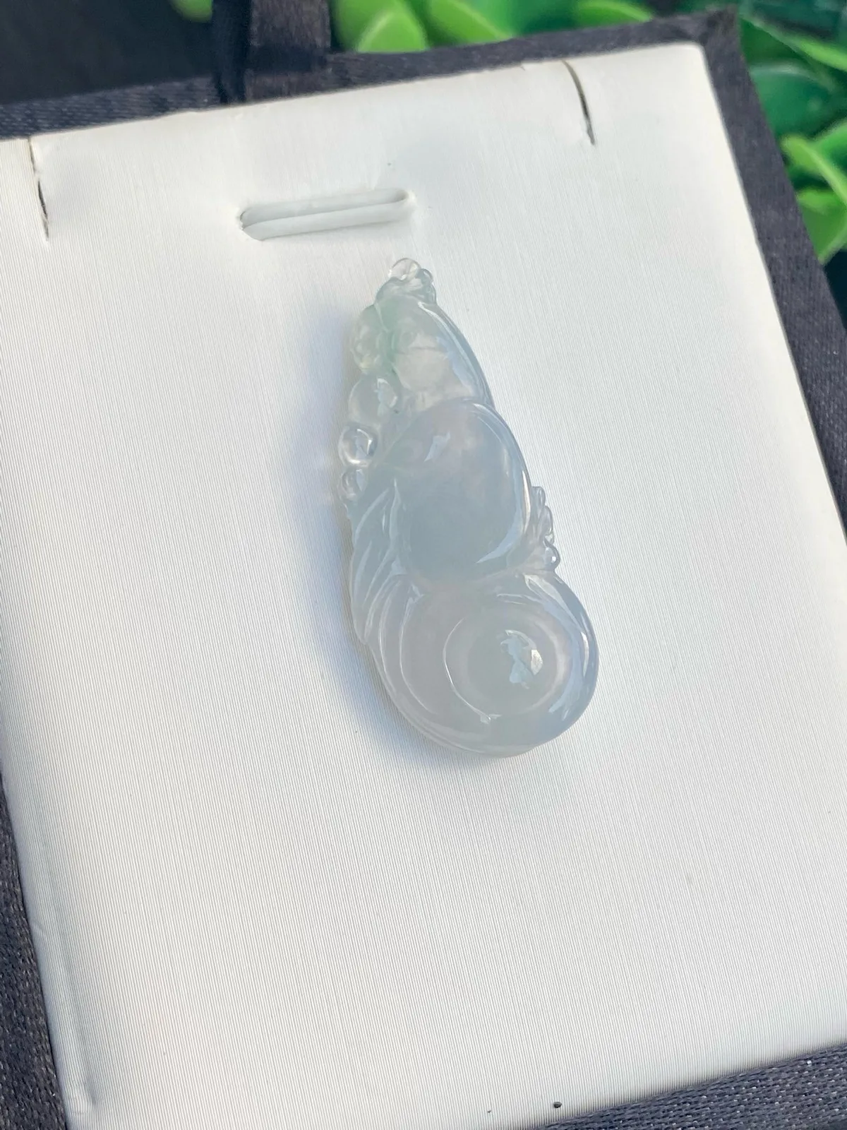 推荐【冰紫英明神武】紫色东来，好运加持，决策正确，适合炒股、考试及官场的朋友佩戴，种老细腻，水润，冰透起光，品相佳，超值～～