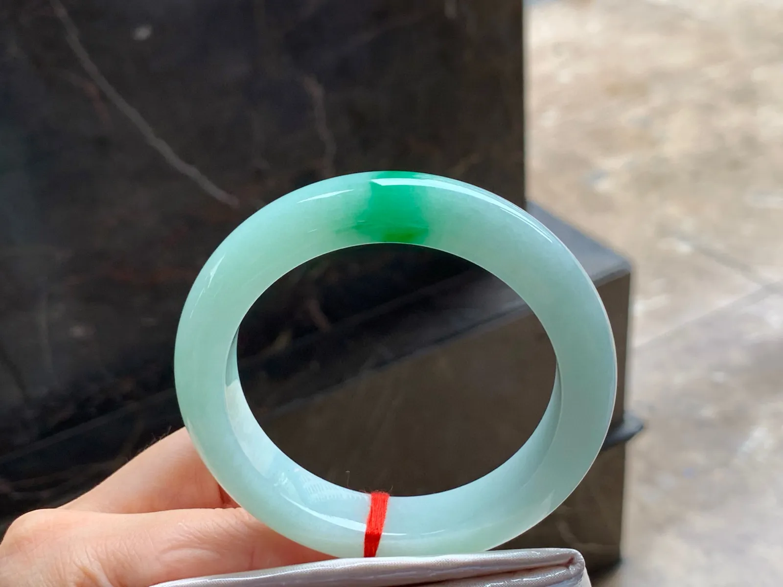 带色手镯
细腻清爽 56.3/12.4/9.5mm