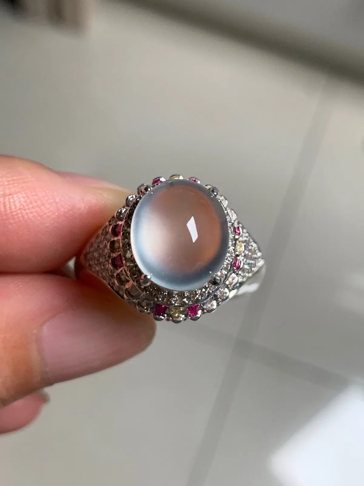 玻璃种戒面
无纹裂，老坑种强荧光，钢性十足纯净饱满品相好 
超高性价比推荐