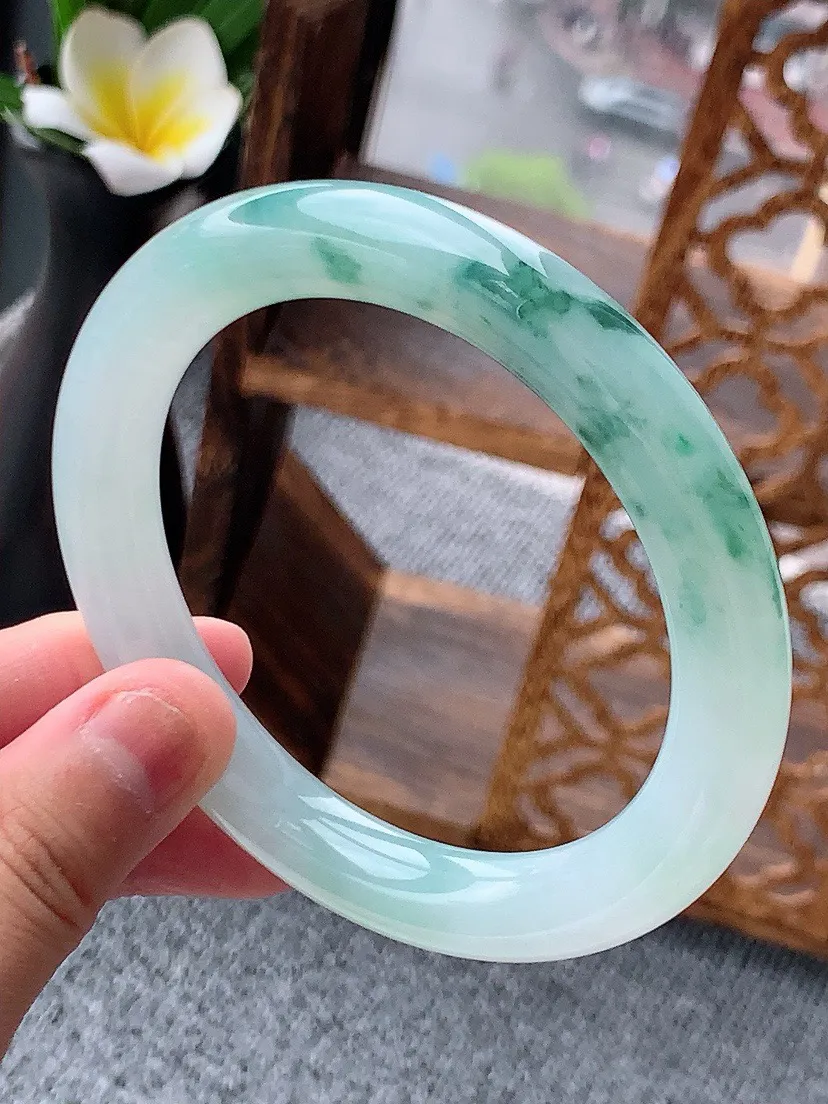 a货翡翠老坑飘花圆条手镯60-61大圈口 尺寸60.5×10.2mm 重量66.03g 0620