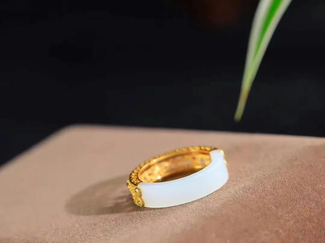 【金镶玉.戒指】

精品和田玉白玉AU750金戒指 玉质细腻温润 油性十足 ，不论时光如何流转变化，